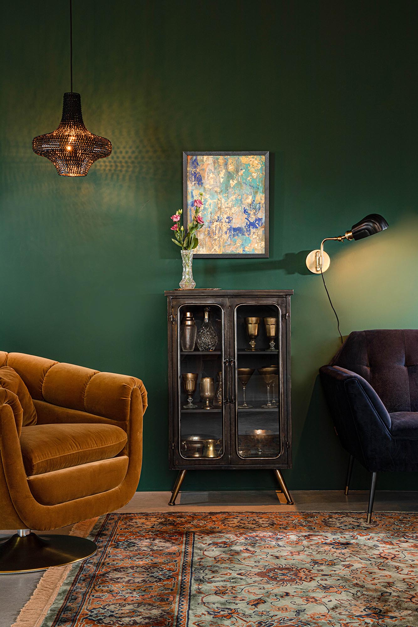 Elegantes Cabinet DENZA in Schwarz, gefertigt aus hochwertigem Glas und pulverbeschichtetem Eisen. Perfekt für stilvolle Aufbewahrung in jedem Raum.