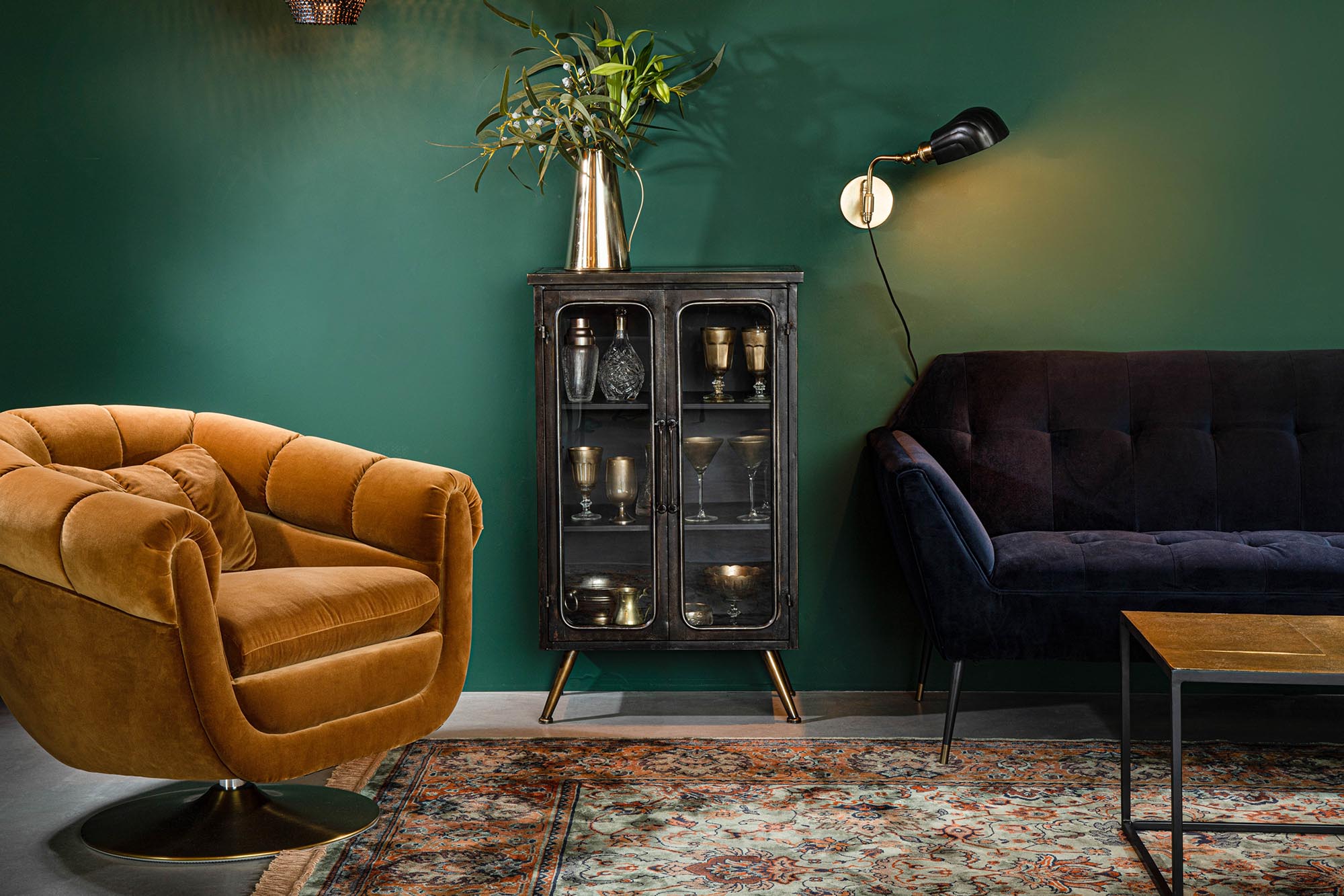 Elegantes Cabinet DENZA in Schwarz, aus Glas und Eisen, 60x35x100cm, ideal für jeden Raum, bietet stilvollen Stauraum.