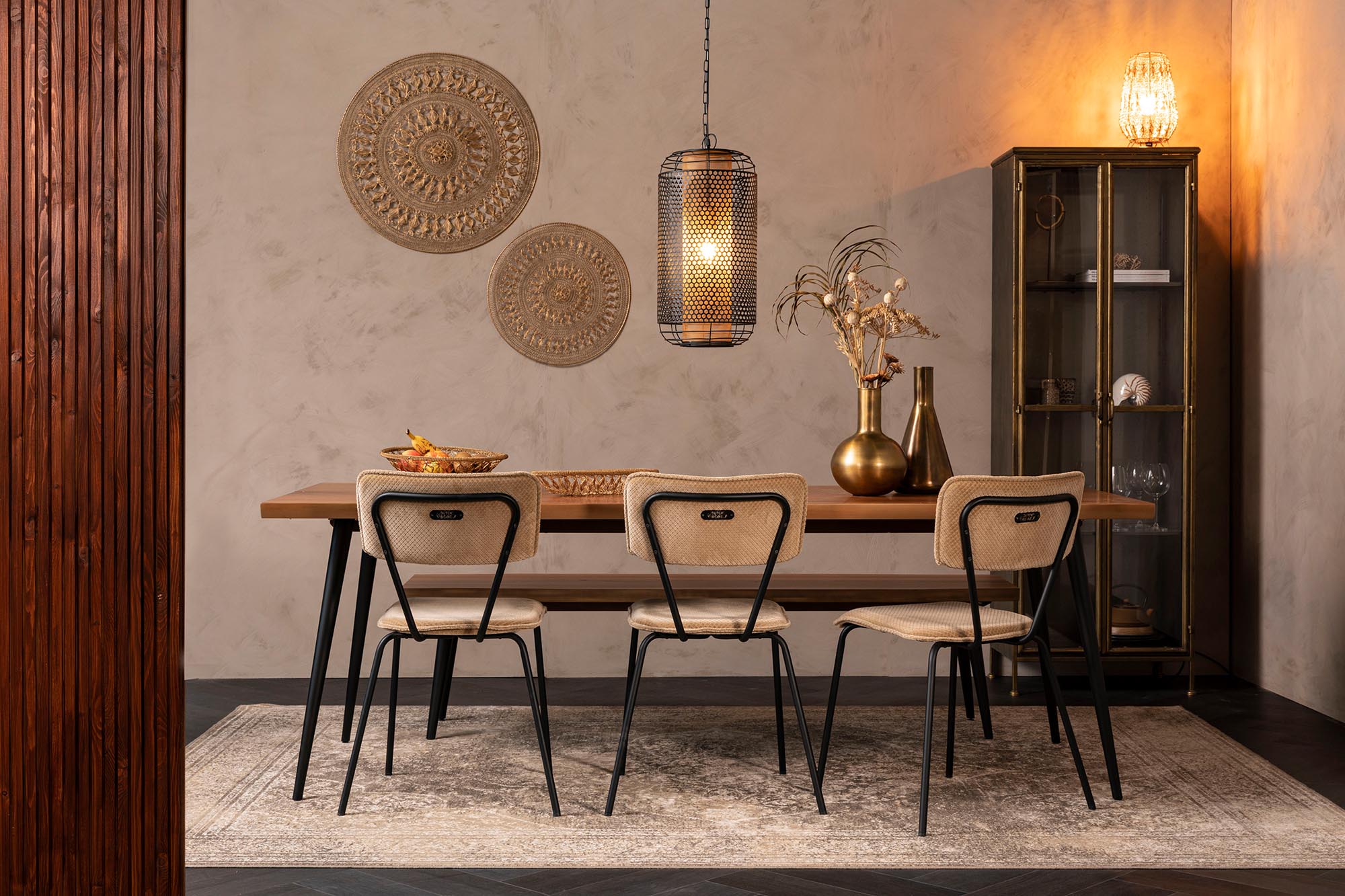 Entdecken Sie das Cabinet GERTLUSH von Dutchbone: Ein elegantes, funktionales Möbelstück aus massivem Holz, ideal für jeden Raum.