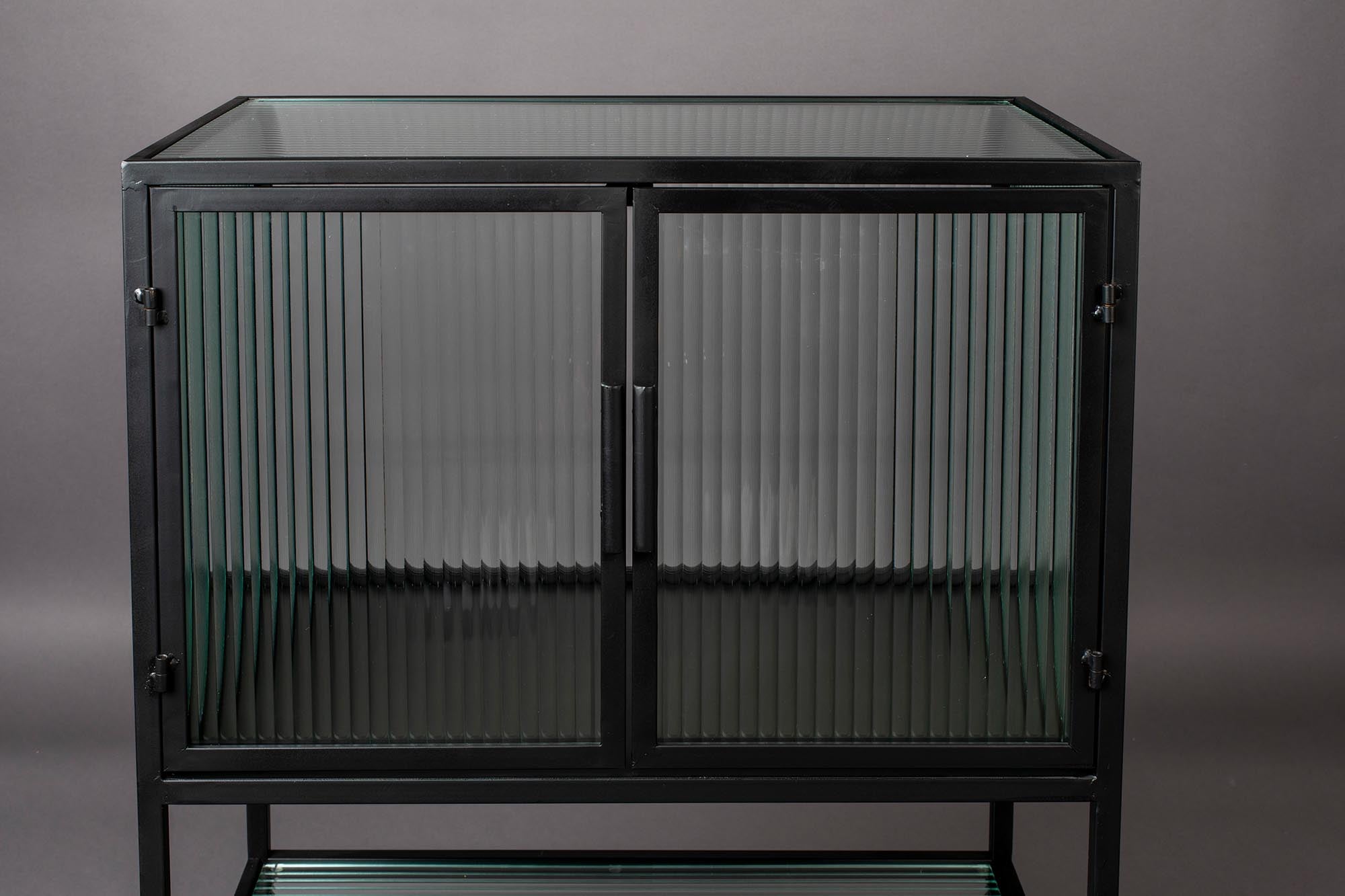 Kompaktes Cabinet BOLI S von Dutchbone: zeitloses Design, vielseitig einsetzbar im Wohnzimmer, Flur oder Büro.