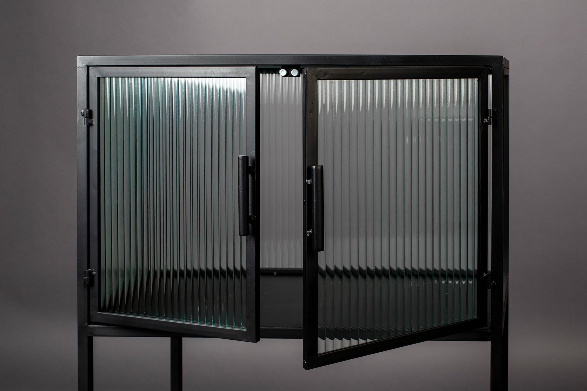 Entdecken Sie das stilvolle Cabinet Boli S von Dutchbone – ein elegantes Möbelstück, das jedem Raum Charakter verleiht und funktionale Akzente setzt.