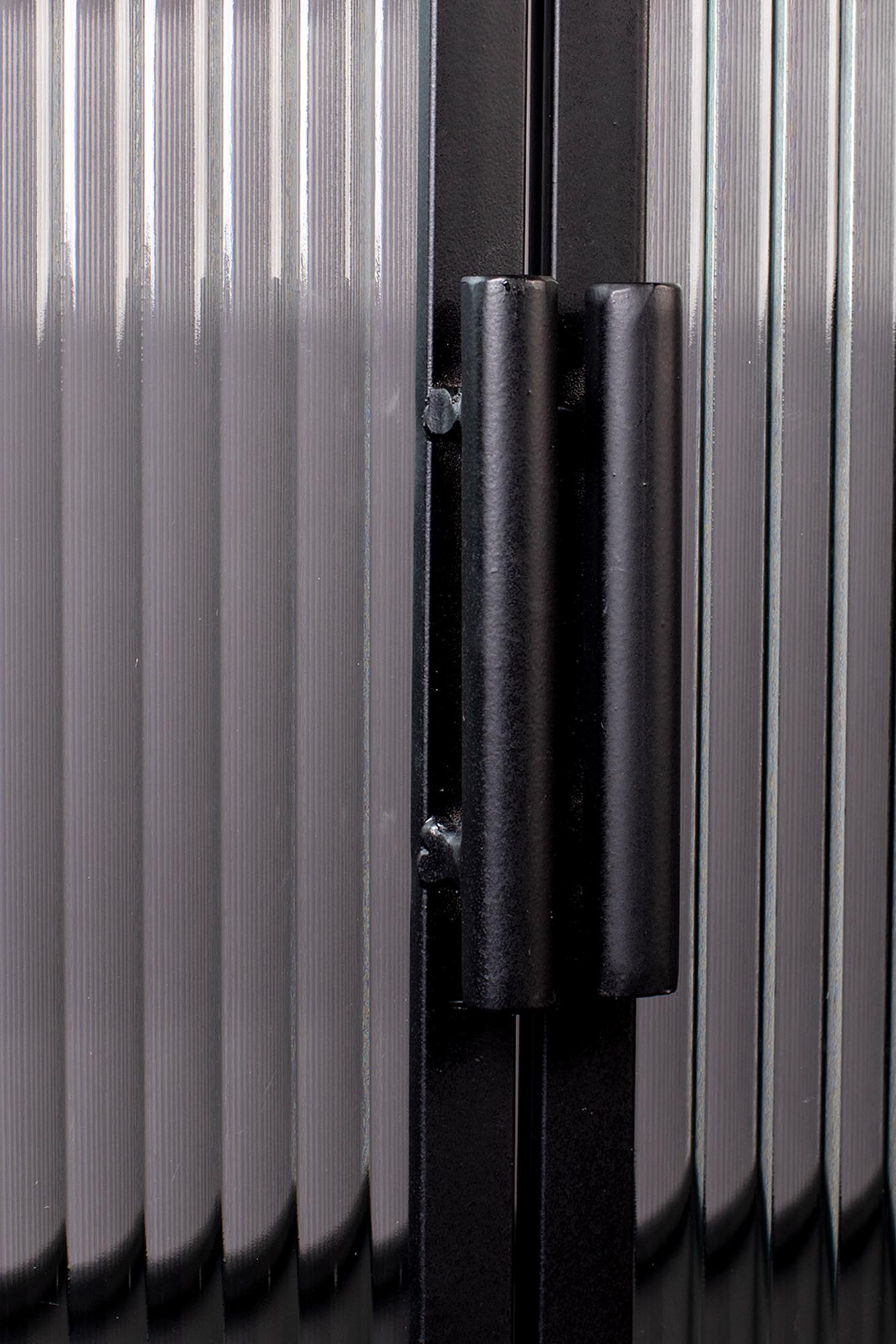 Entdecken Sie das stilvolle Cabinet Boli S von Dutchbone – ein elegantes Möbelstück, das jedem Raum Charakter verleiht und funktionale Akzente setzt.