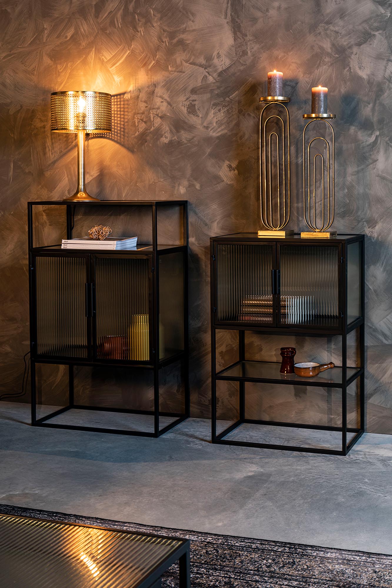 Das stilvolle Cabinet Boli S von Dutchbone vereint modernes Design mit praktischer Stauraum-Lösung für Ihr Zuhause.