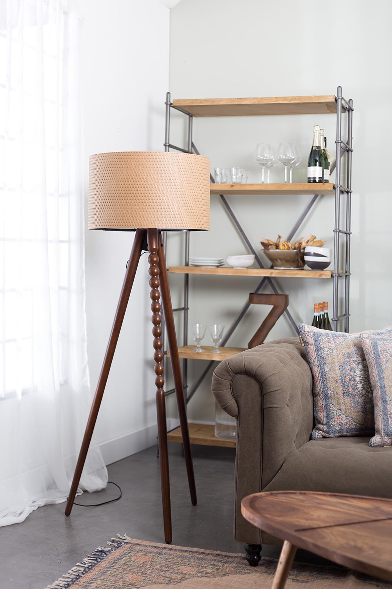 Das Regal Iron von Dutchbone kombiniert robustes Industriedesign mit cleverer Stauraumlösung und verleiht jedem Raum einen modernen Touch.