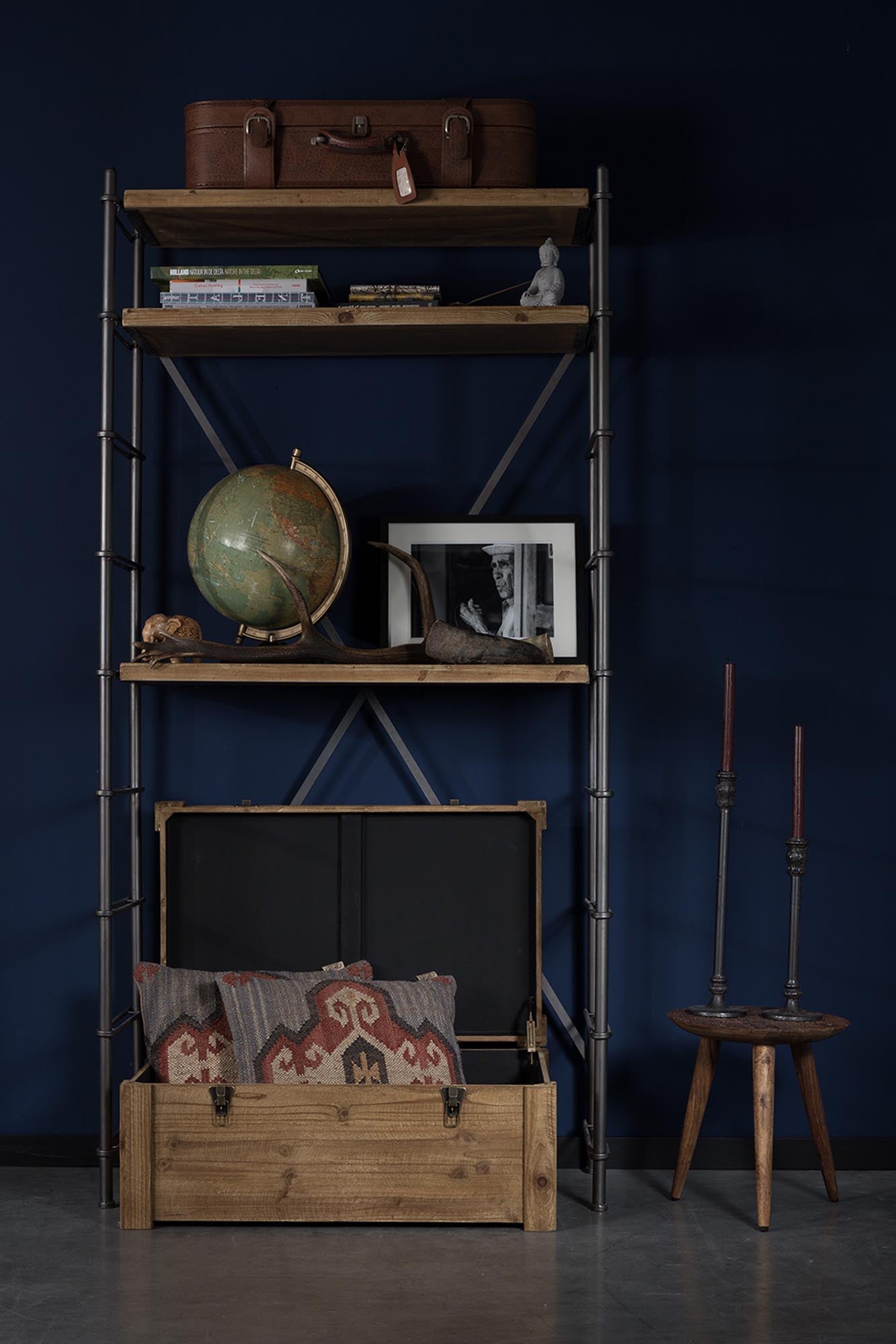 Robustes Regal IRON von Dutchbone: Schwarzes Metallgestell, Holzablagen, ideal für Bücher & Deko, industrieller Charme.