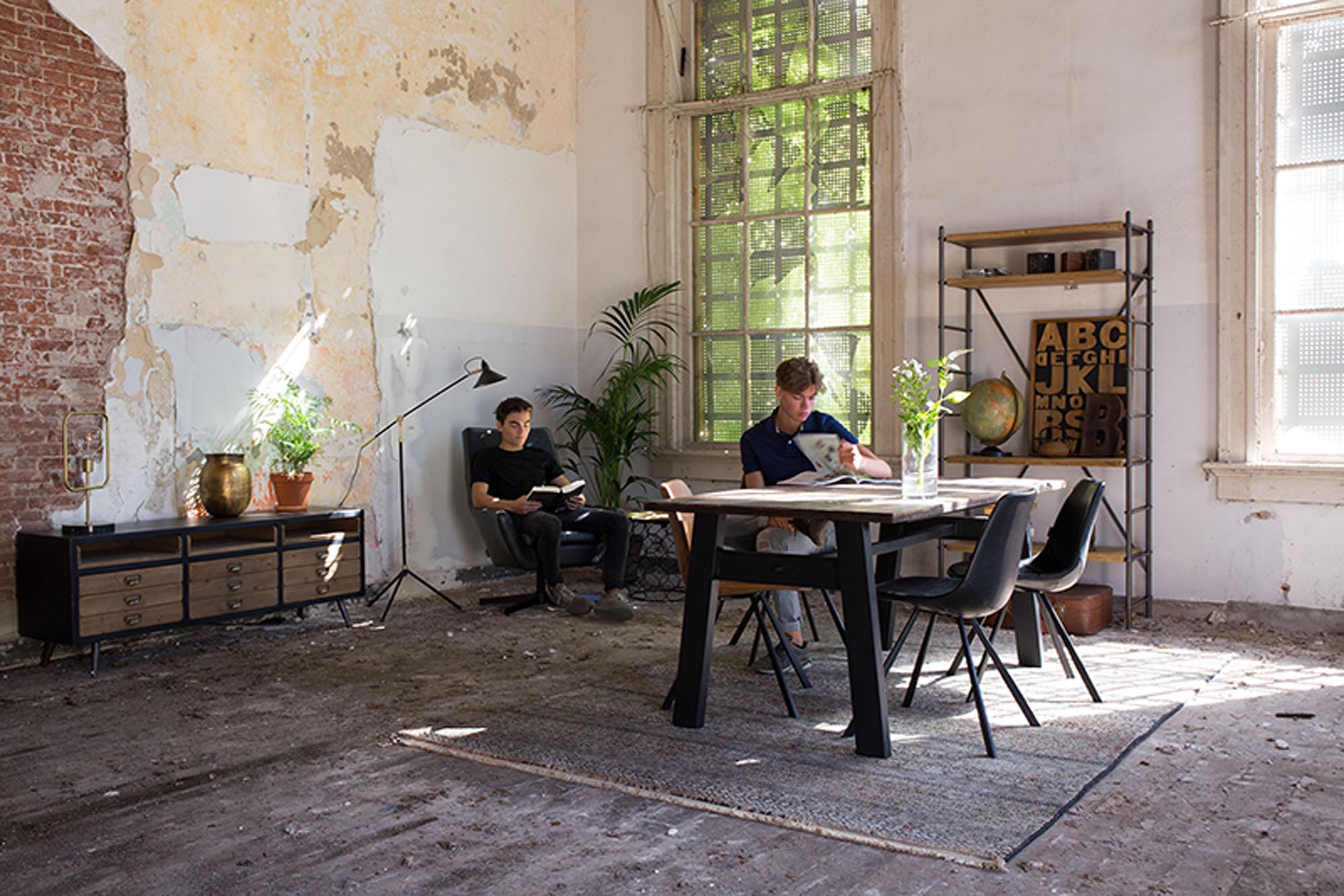 Entdecken Sie das Regal IRON von Dutchbone: Ein robustes, industrielles Möbelstück aus schwarzem Metall und Holz, ideal für moderne Wohnräume.