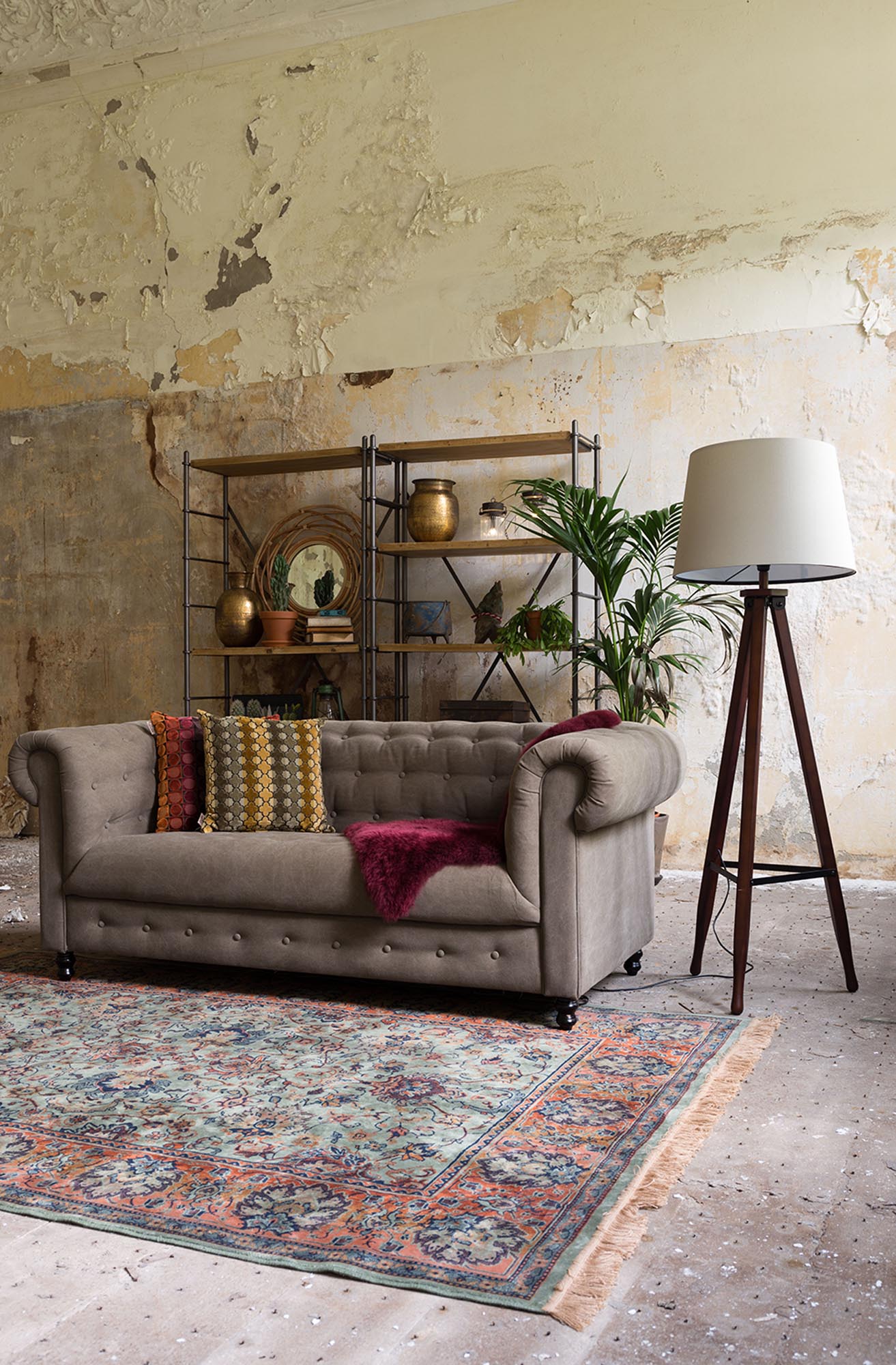 Das Regal IRON von Dutchbone kombiniert robustes Metall mit warmem Holz und bringt industriellen Stil in Ihr Zuhause. Ein echter Blickfang!