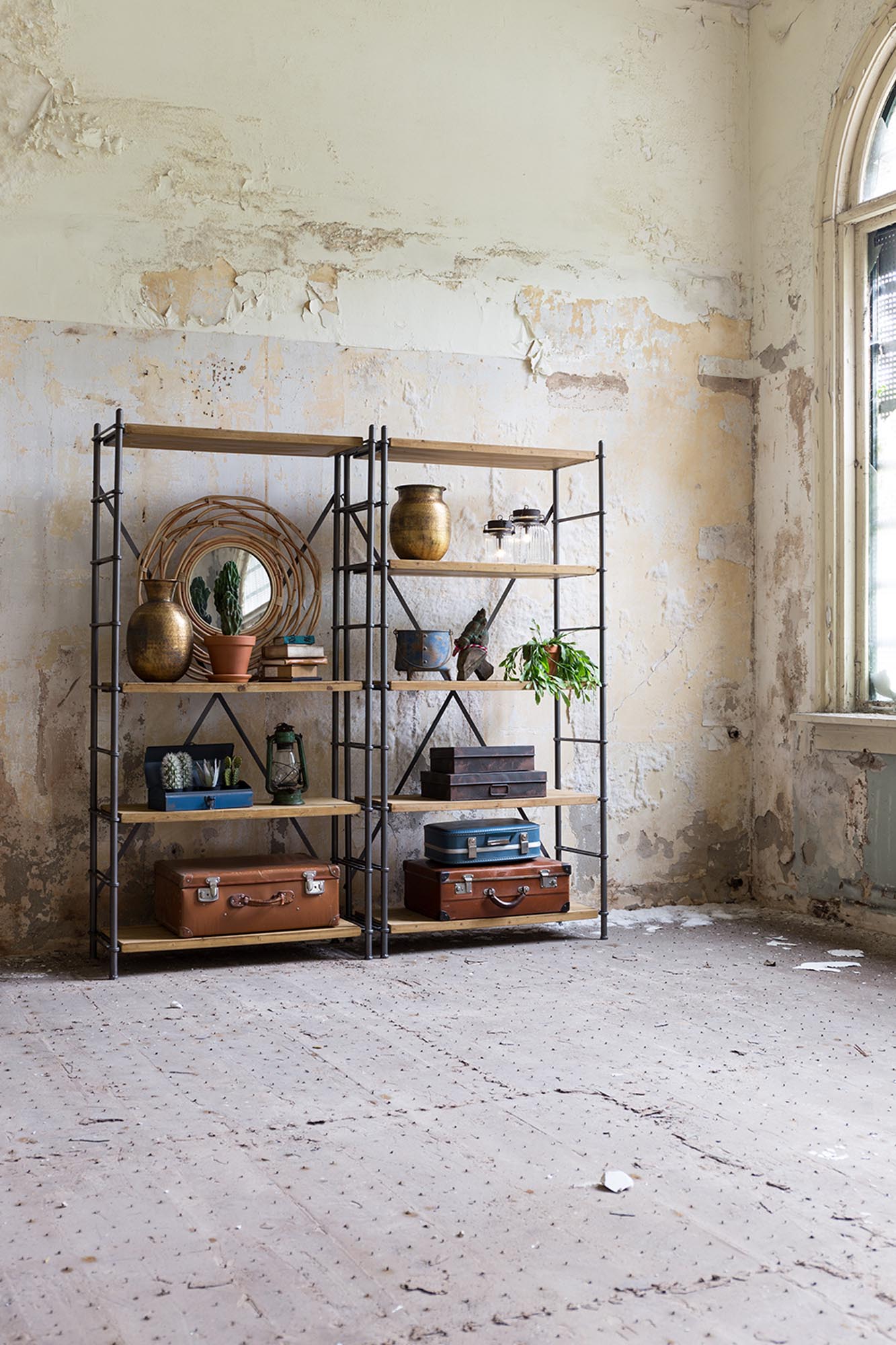 Dutchbone Regal Iron: Industrieller Chic für stilvolle Ordnung.