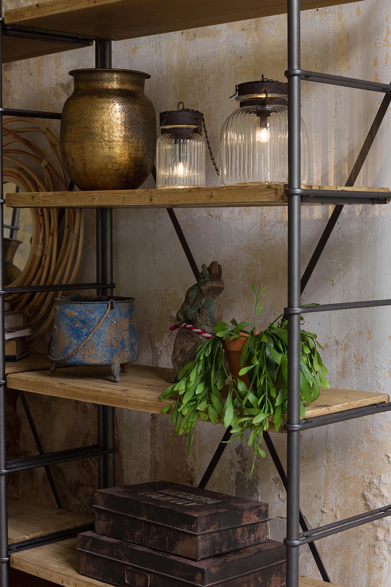 Entdecken Sie das Regal Iron von Dutchbone – ein stilvolles Möbelstück, das industriellen Charme und praktische Aufbewahrung vereint.