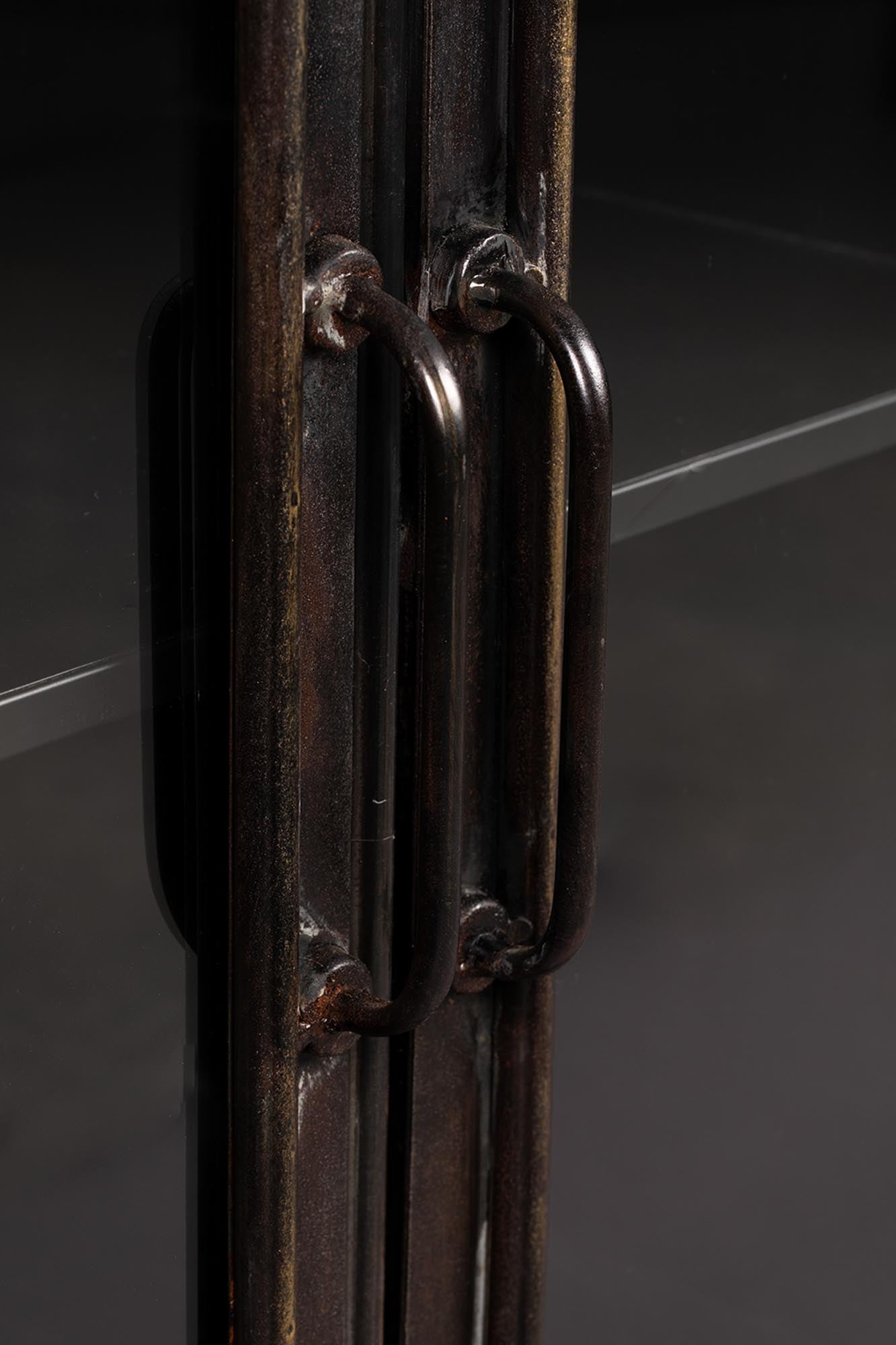 Entdecken Sie das Sideboard Denza von Dutchbone: Ein elegantes Möbelstück im Retro-Stil, ideal für jeden Raum und bietet viel Stauraum.