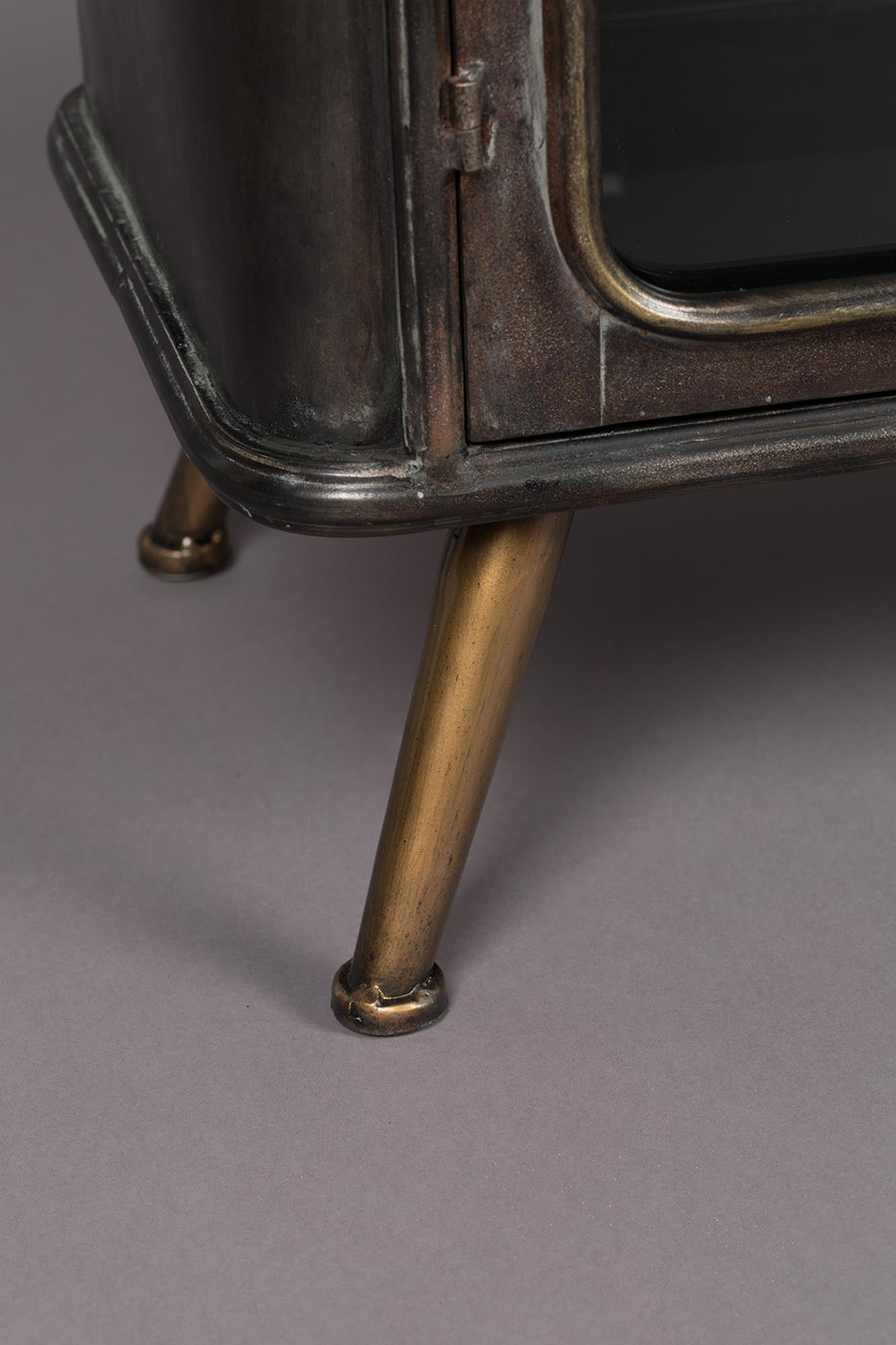 Das Sideboard DENZA von Dutchbone: stilvoll, geräumig, mit Vintage-Look. Perfekt für Wohnzimmer, Esszimmer oder Flur.