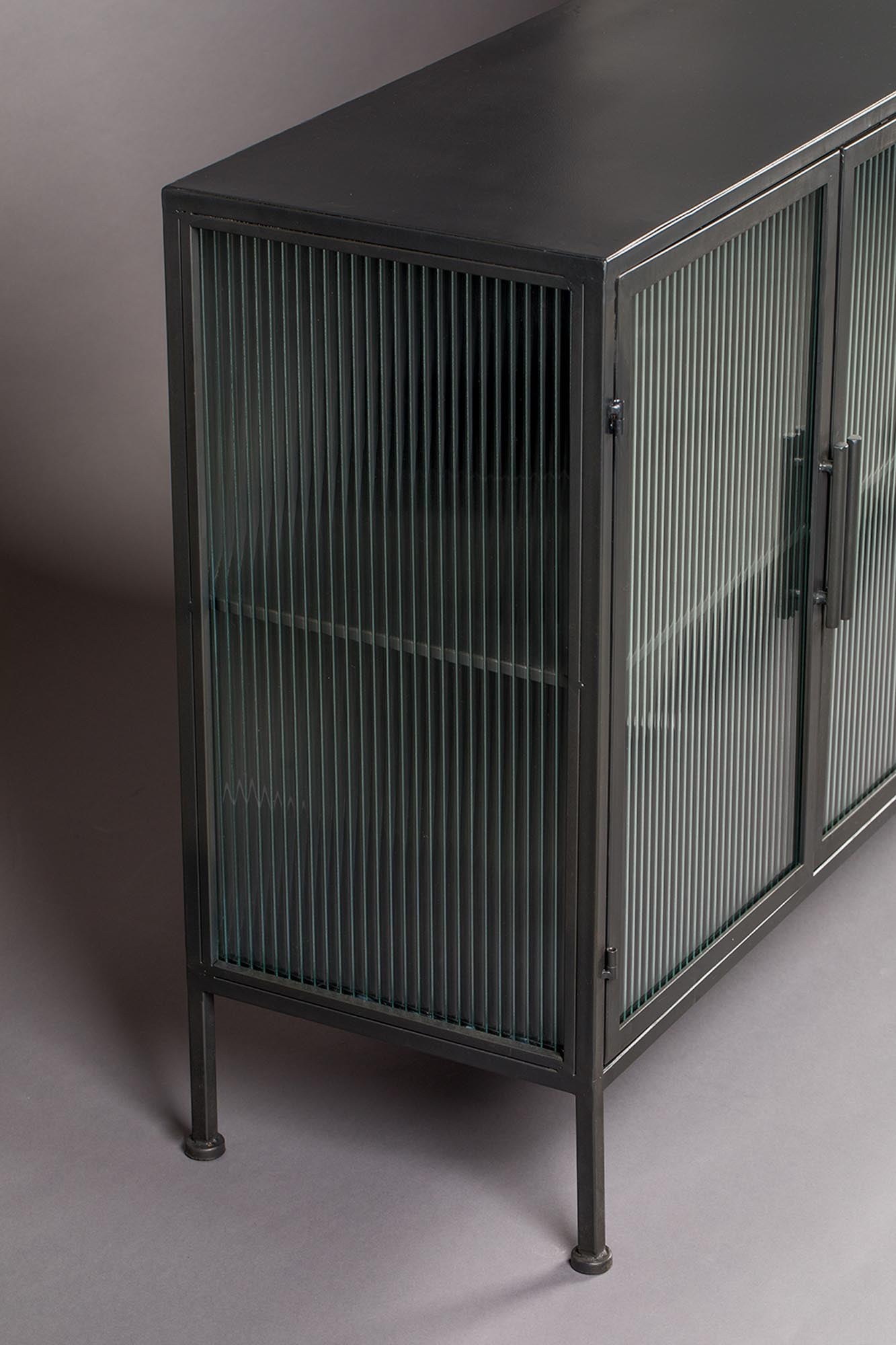 Das Sideboard Boli von Dutchbone vereint modernes Design mit praktischer Funktionalität und bietet eleganten Stauraum für Ihr Zuhause.