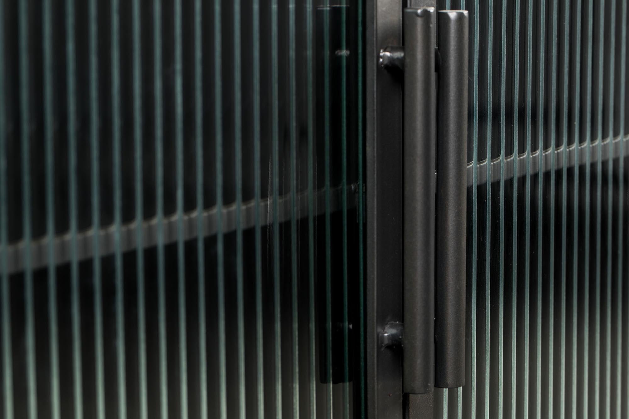 Entdecken Sie das stilvolle Sideboard Boli von Dutchbone, das zeitgemäße Ästhetik mit cleverem Stauraum kombiniert und Ihr Zuhause aufwertet.