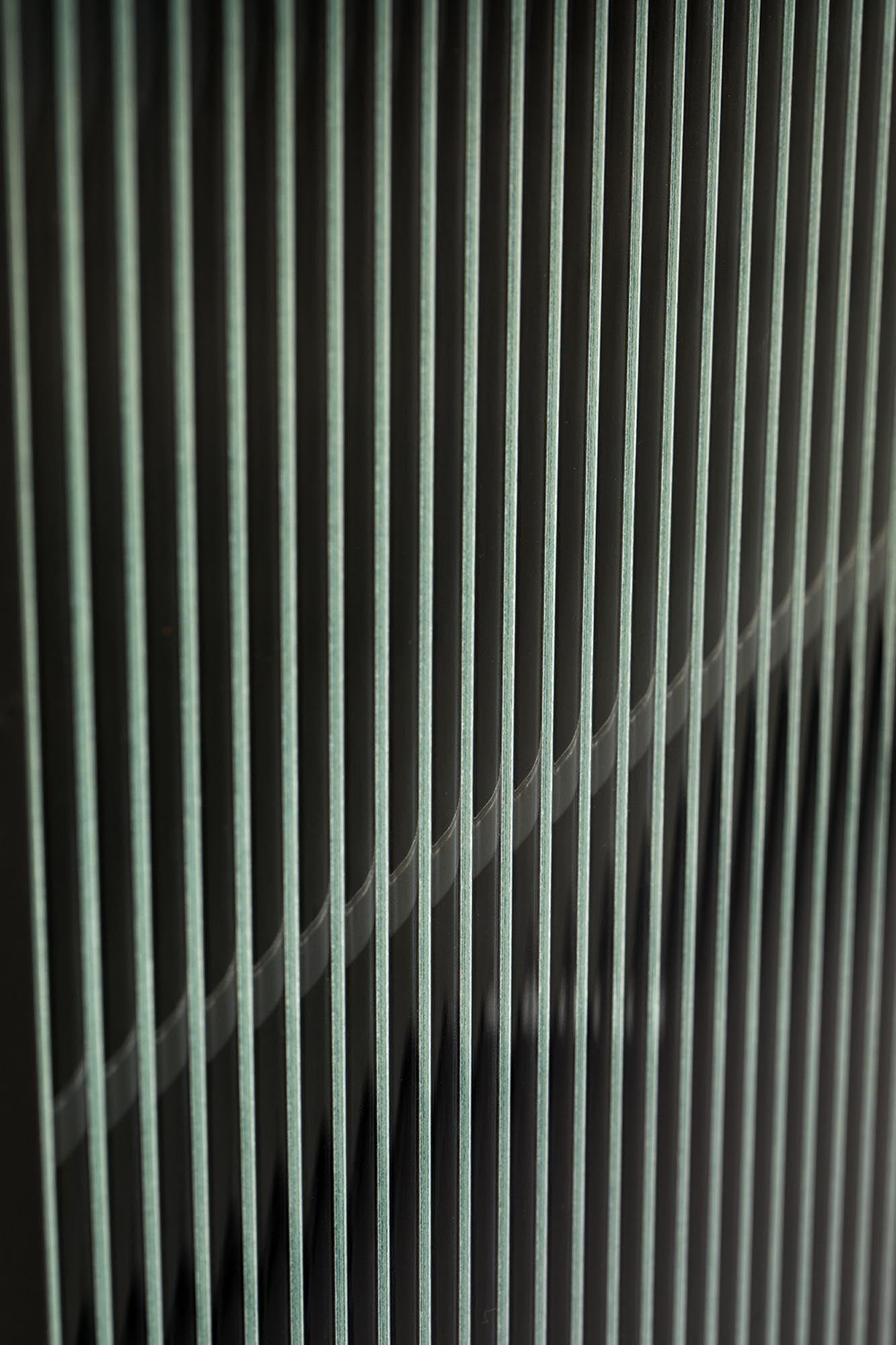 Das Sideboard Boli von Dutchbone vereint modernes Design mit praktischen Aufbewahrungslösungen und verleiht jedem Raum einen Hauch von Eleganz.