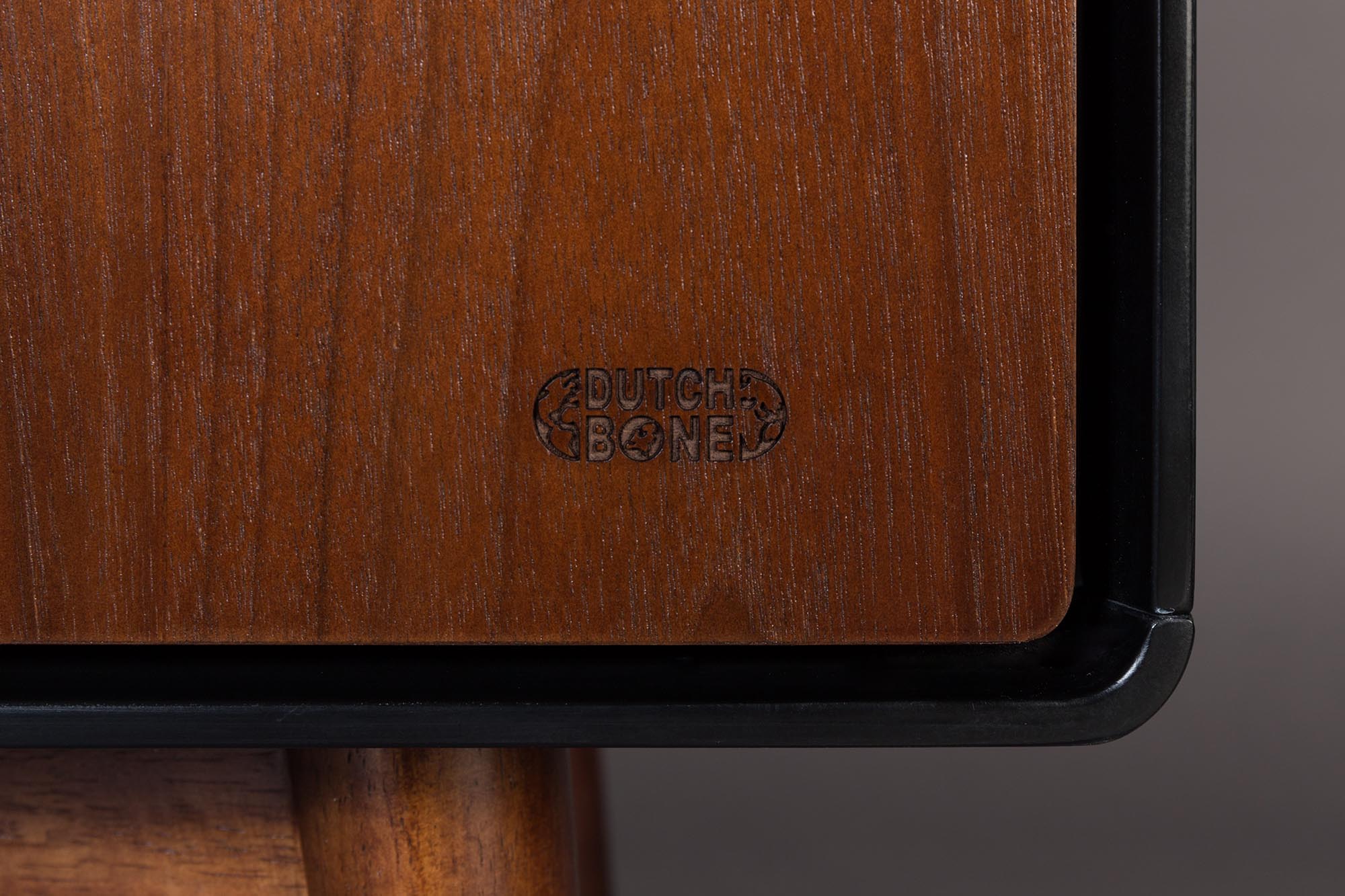 Das Sideboard Juju Low von Dutchbone besticht durch sein stilvolles Design und bietet gleichzeitig viel Stauraum für ein aufgeräumtes Zuhause.