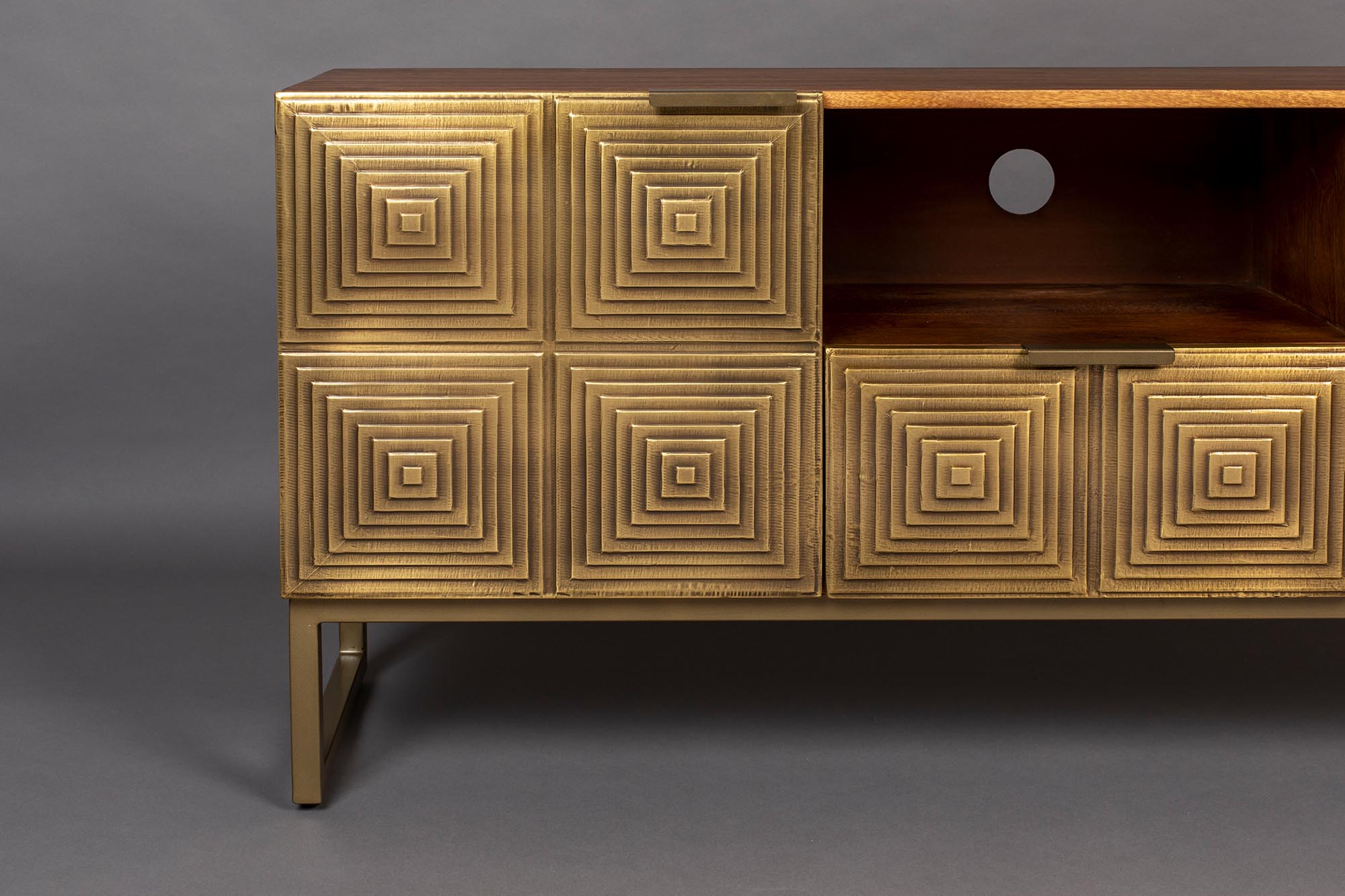 Entdecken Sie das Sideboard Volan von Dutchbone: Elegantes Design mit einzigartigen Mustern, großzügigem Stauraum und hoher Langlebigkeit. Maße: 140x45x65 cm.