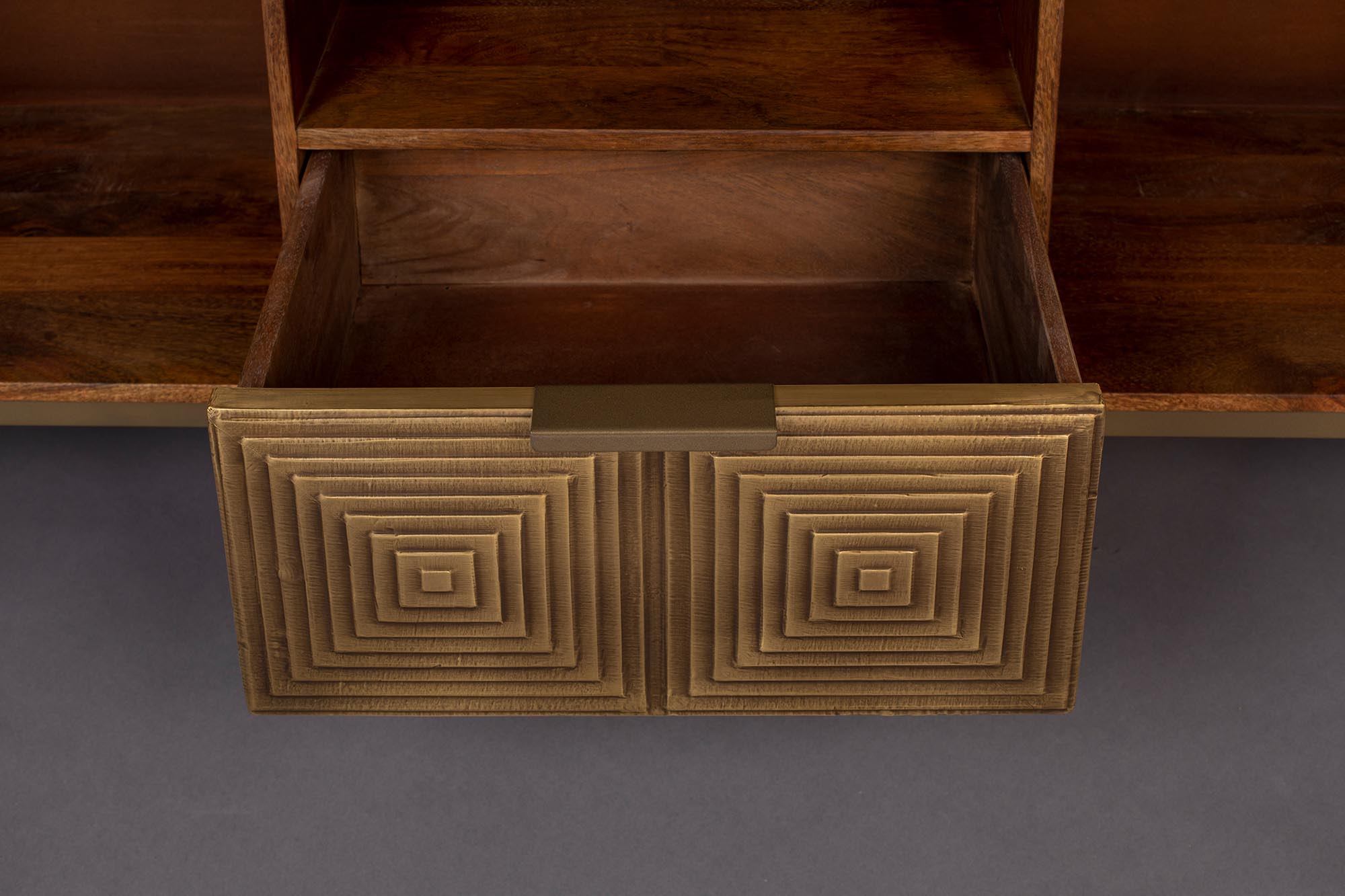 Elegantes Dutchbone Sideboard Volan mit einzigartigem Design.