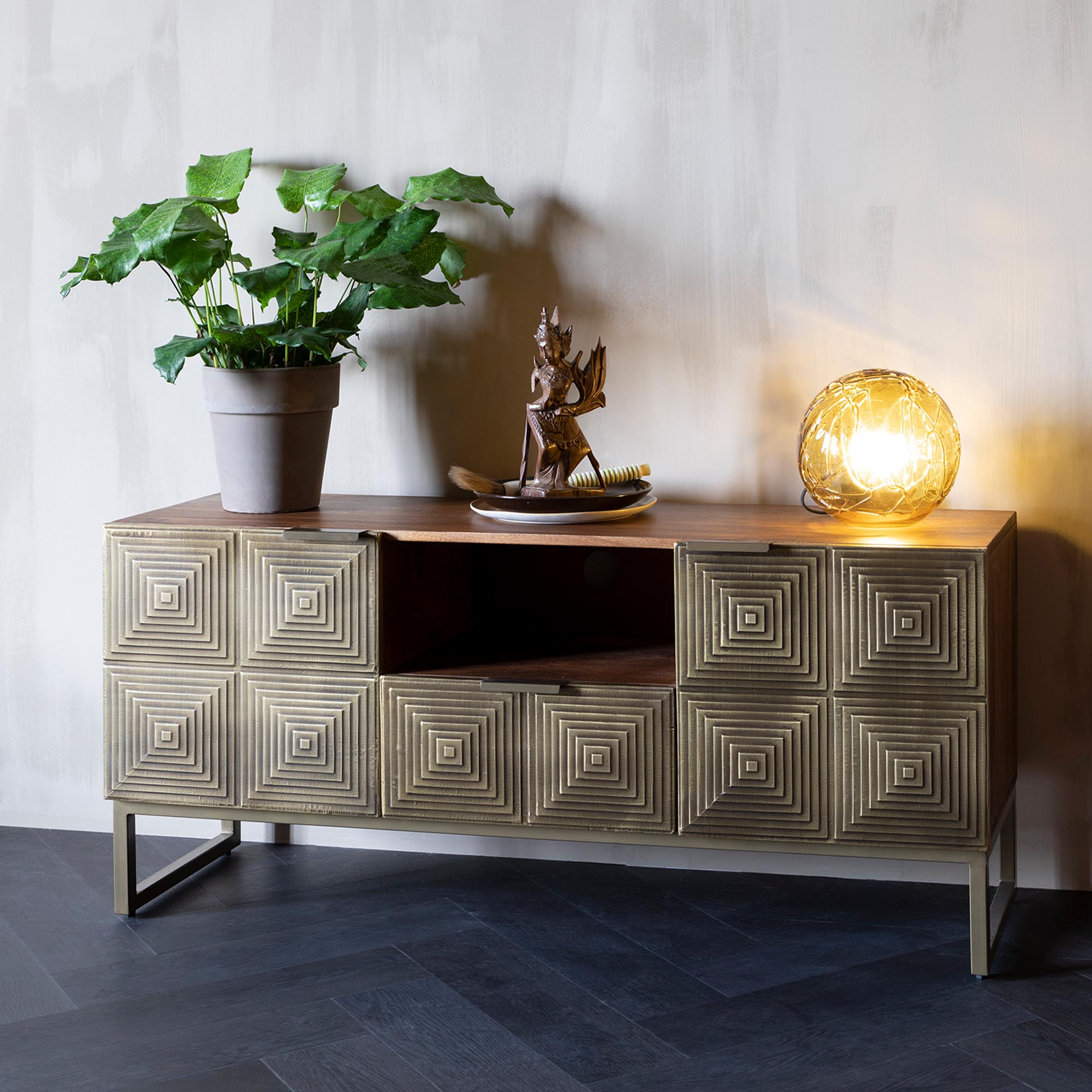 Entdecken Sie das stilvolle Sideboard Volan von Dutchbone – ein modernes Möbelstück, das Funktionalität und Design vereint.