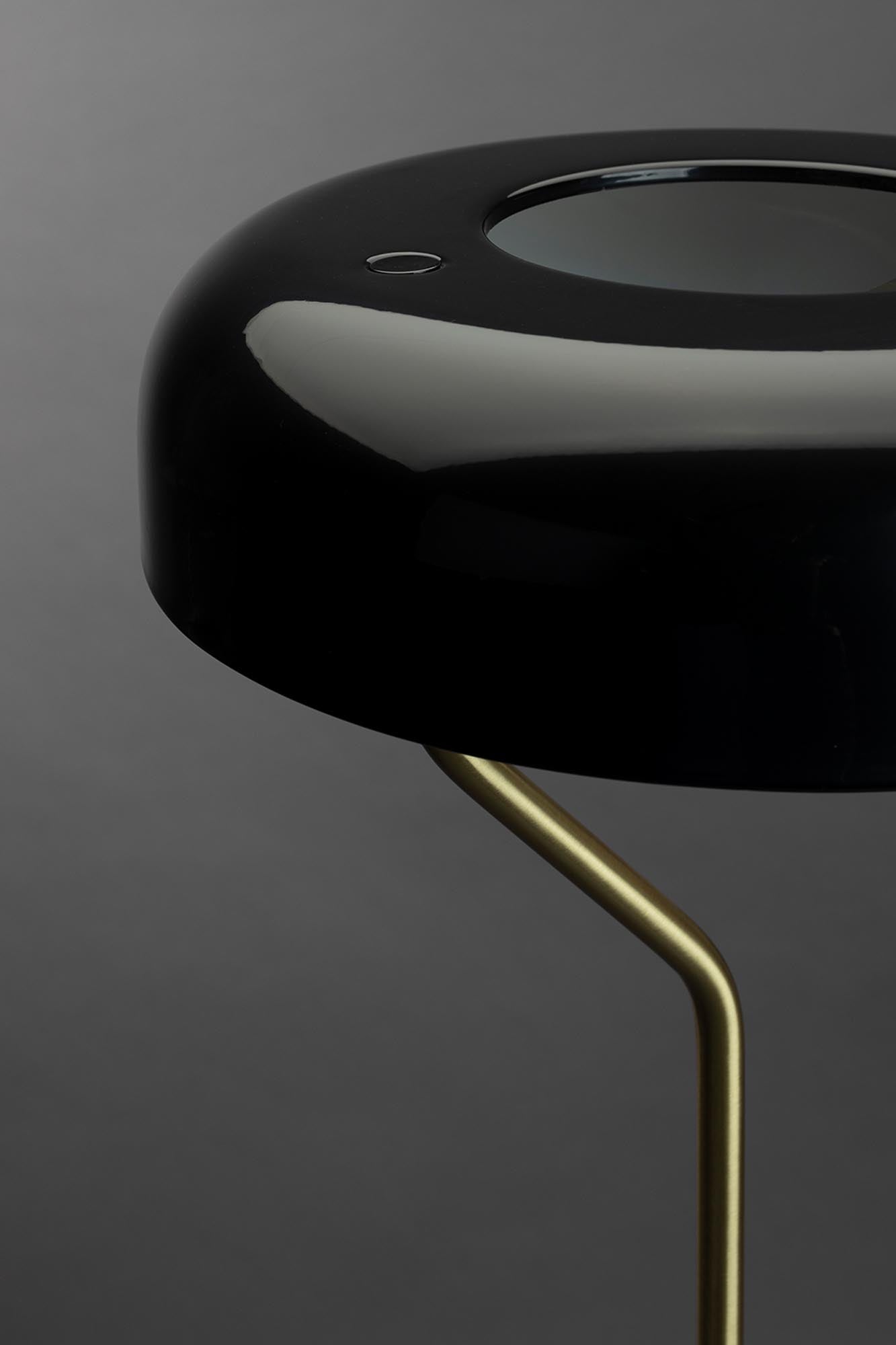 Dutchbone Eclipse: Elegante Stehleuchte mit beeindruckendem Design.