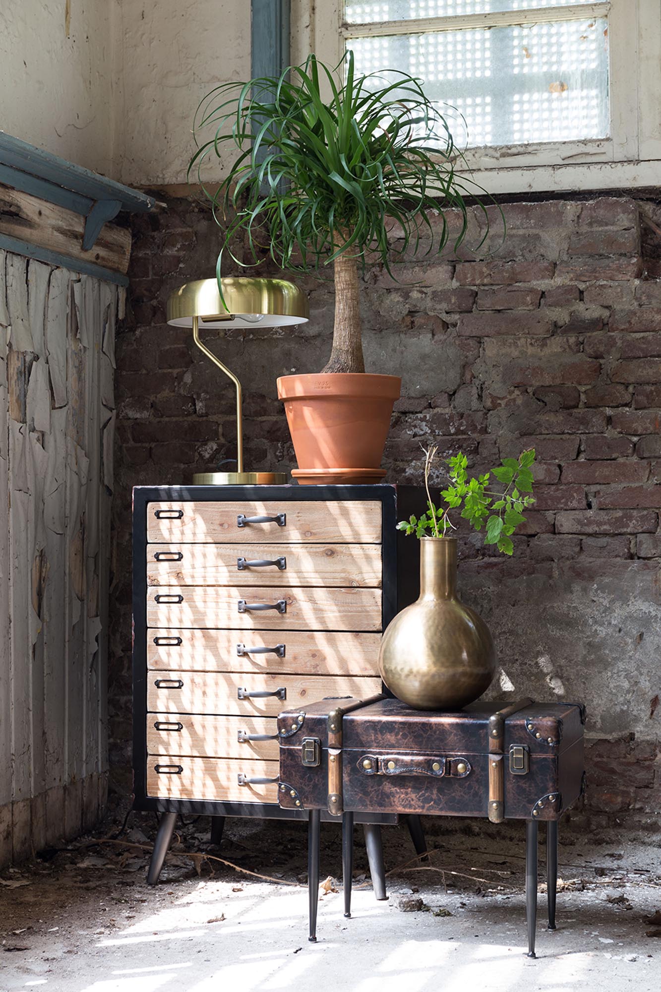 Setzen Sie stilvolle Akzente in Ihrem Wohnraum mit der Tischleuchte Eclipse von Dutchbone. Erhältlich in verschiedenen Farben für jeden Geschmack!