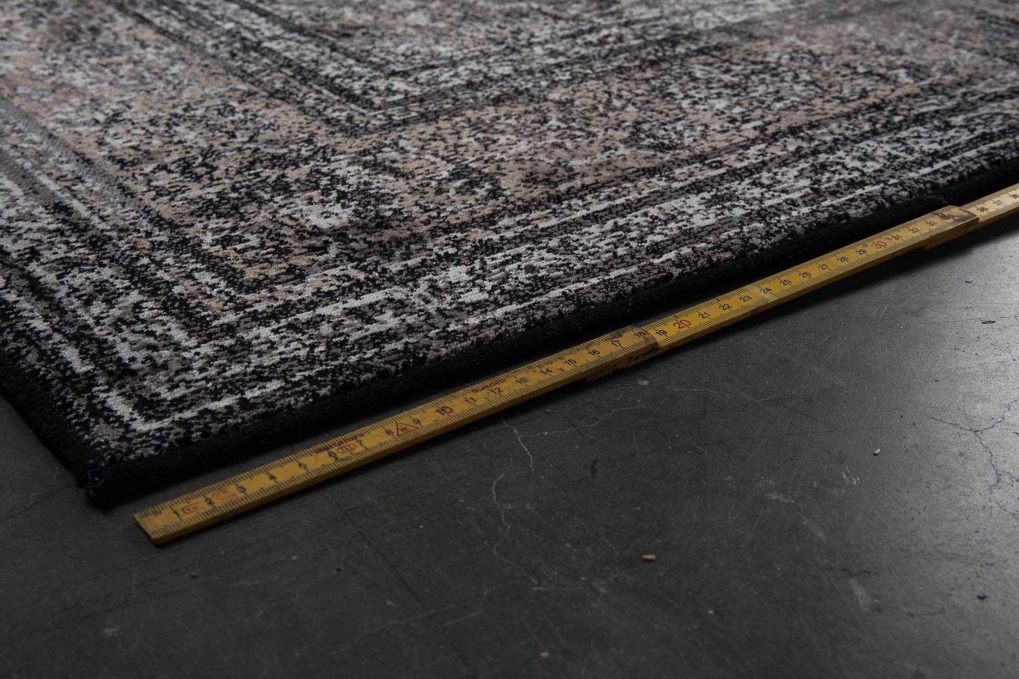 Der Dutchbone Rugged Teppich vereint Vintage-Charme mit Qualität, ideal für elegante und gemütliche Wohnräume.