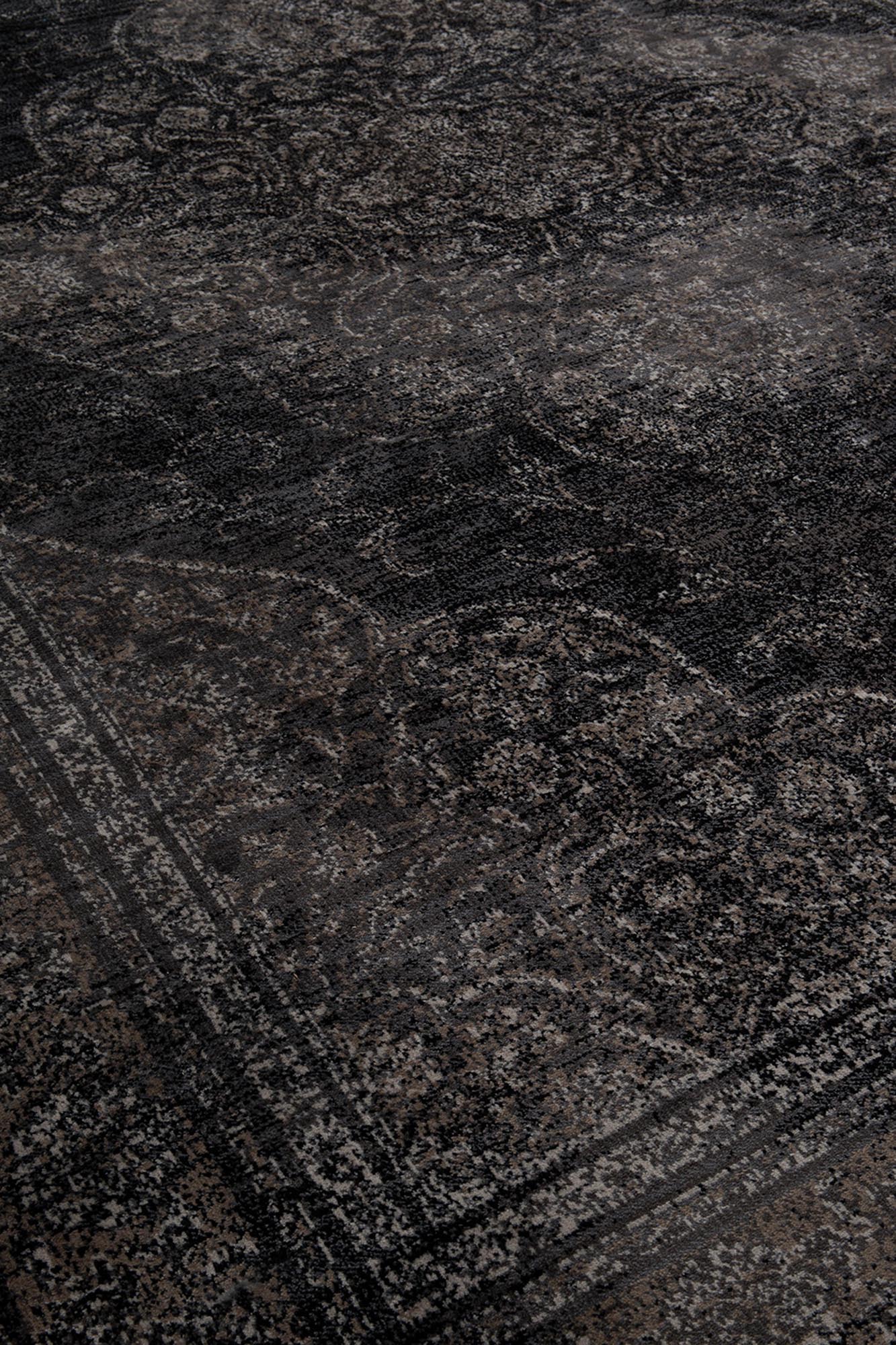 Der Rugged Teppich von Dutchbone besticht durch seinen Vintage-Look und hochwertige Verarbeitung für stilvolle Räume.