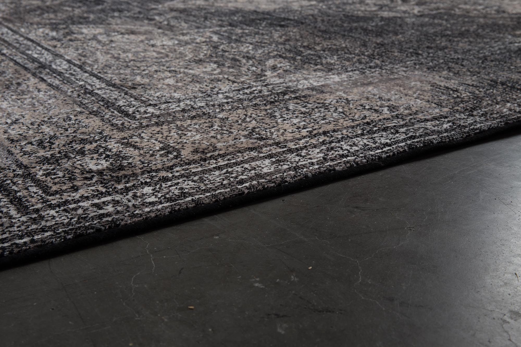 Der Dutchbone Rugged Teppich vereint Vintage-Charme mit Qualität, ideal für elegante und gemütliche Wohnräume.