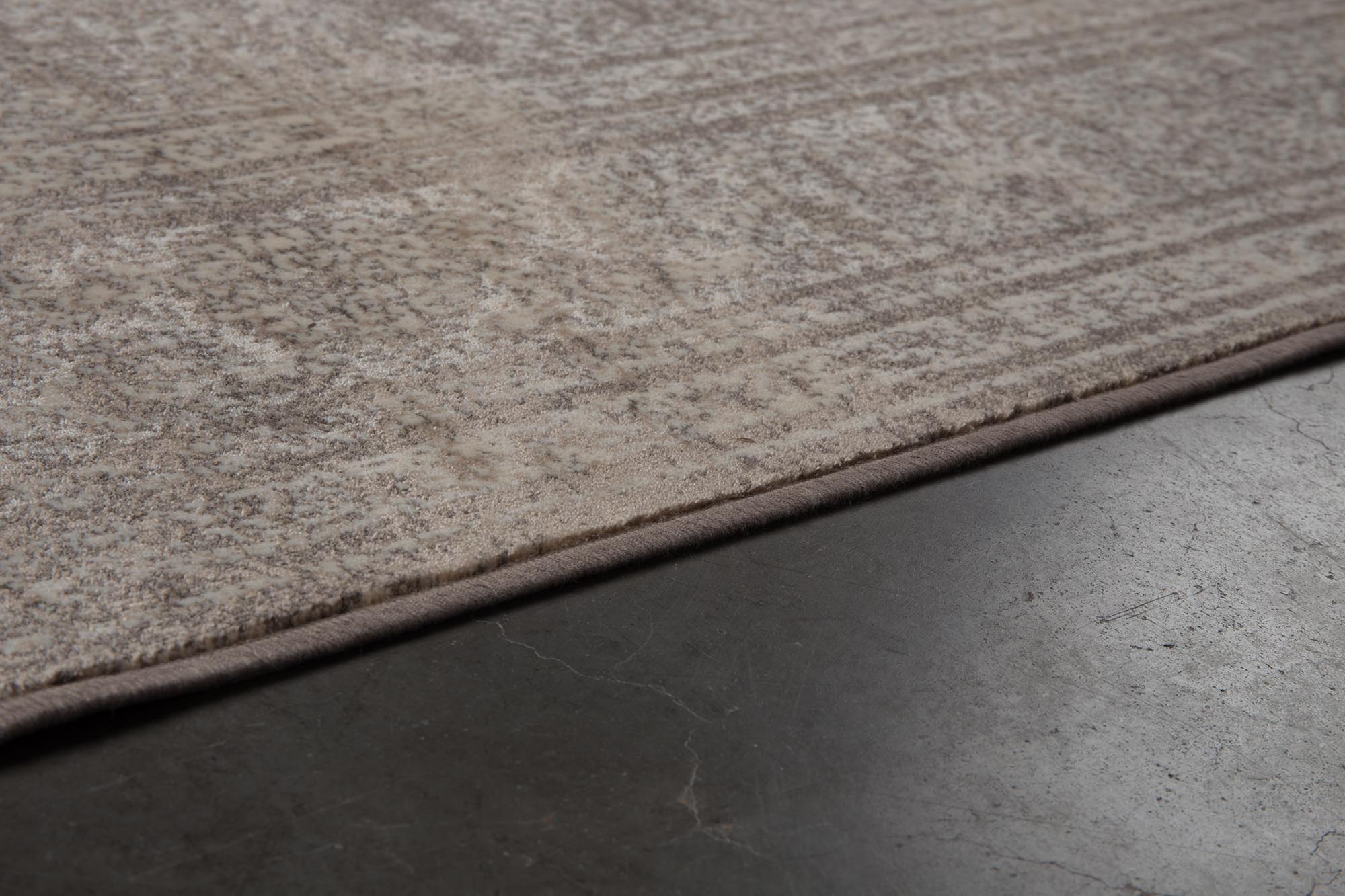 Der Rugged Teppich von Dutchbone besticht durch seinen Vintage-Look und hochwertige Verarbeitung für stilvolle Räume.