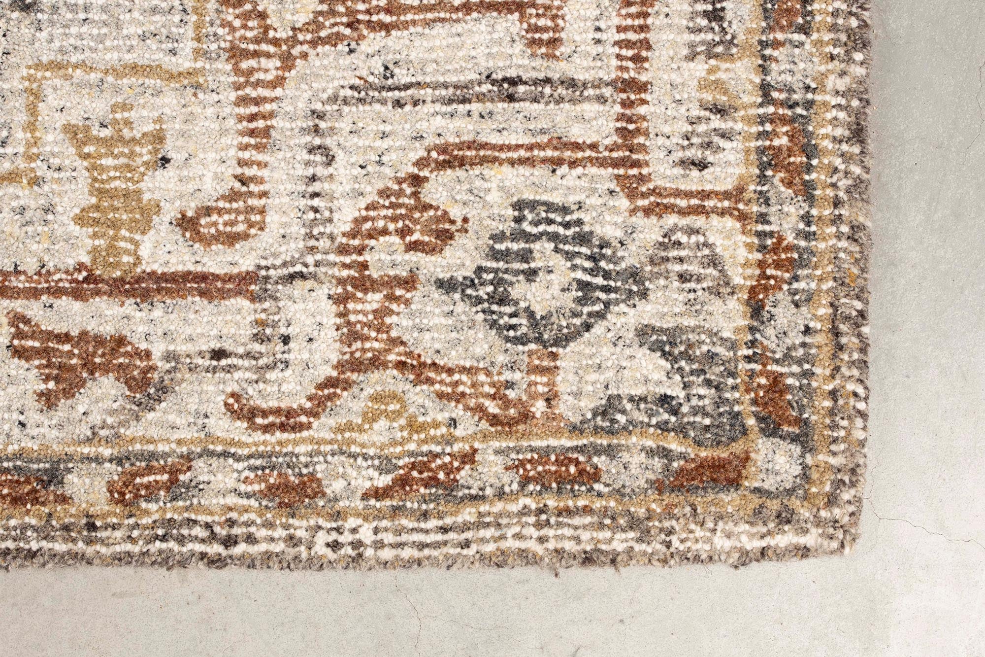 Der Teppich Amori von Dutchbone begeistert mit seinem floralen Muster und harmonischen Farben, die jedem Raum eine einladende Atmosphäre verleihen.