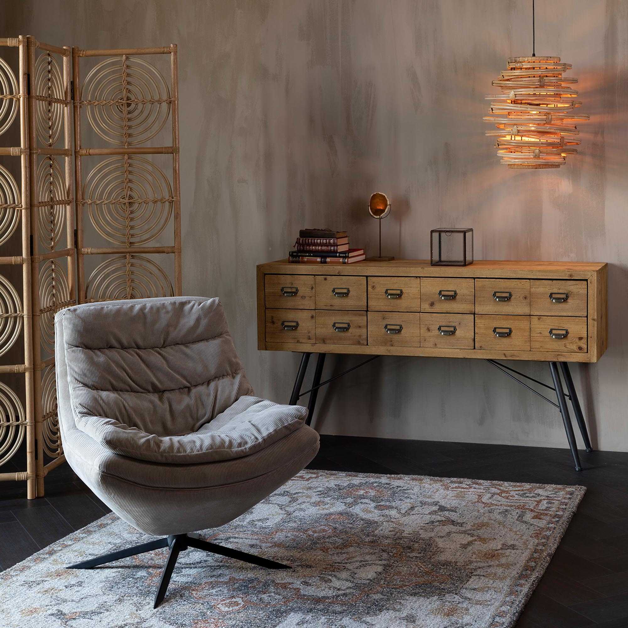 Entdecken Sie den Teppich Amori von Dutchbone – ein elegantes Wohnaccessoire, das durch seine exquisite Verarbeitung und zeitloses Design besticht.