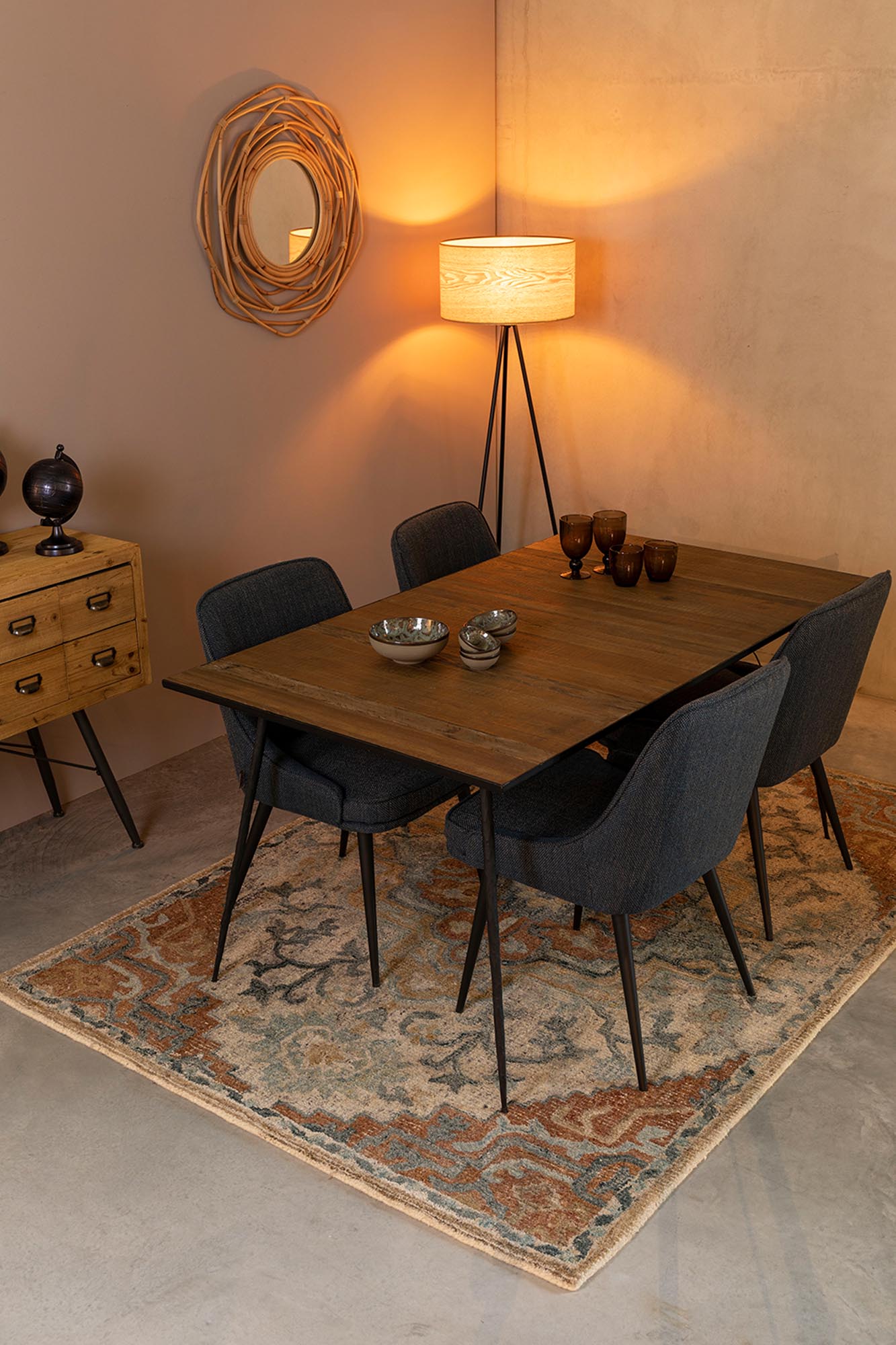 Teppich Amori von Dutchbone: Eleganter Teppich mit zarten Blumenmustern, ideal für eine einladende und stilvolle Atmosphäre.