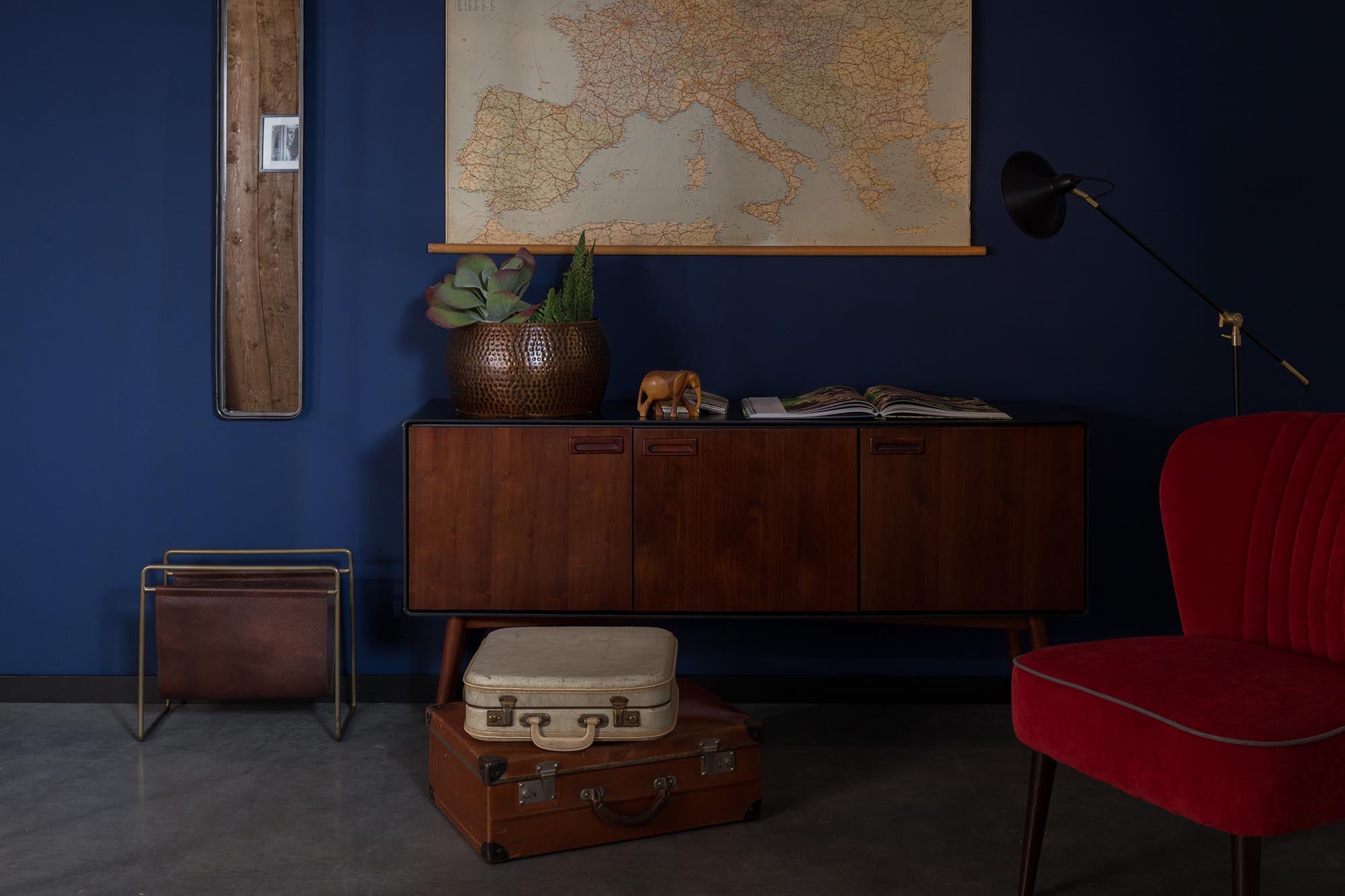 Entdecken Sie den stilvollen BEAM Spiegel von Dutchbone: Robuster Metallrahmen, moderne Ästhetik, vielseitig einsetzbar und einfach zu montieren.