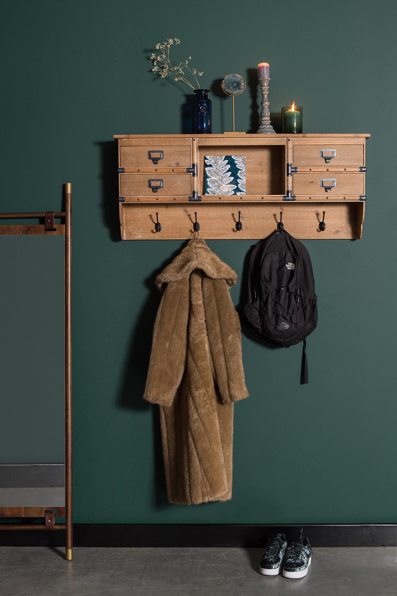 Entdecken Sie den Spiegel RIVA von Dutchbone – ein elegantes Kunstwerk mit robustem Metallrahmen und hochwertigem Glas, das jedem Raum Stil verleiht.