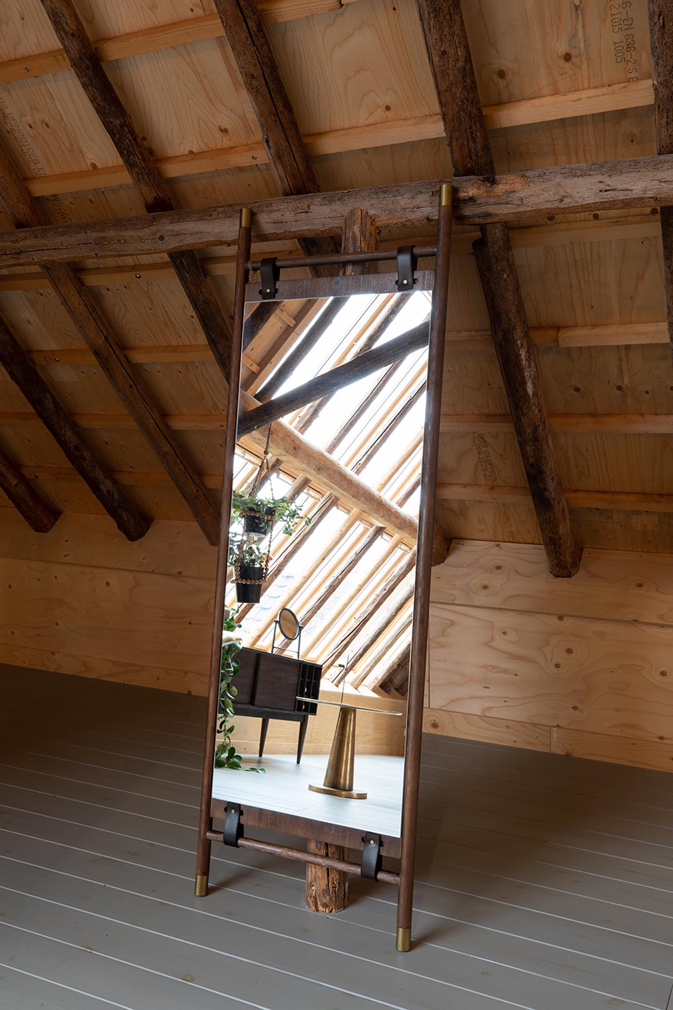 Dutchbone Riva Spiegel: Zeitloses Design für moderne Wohnräume.