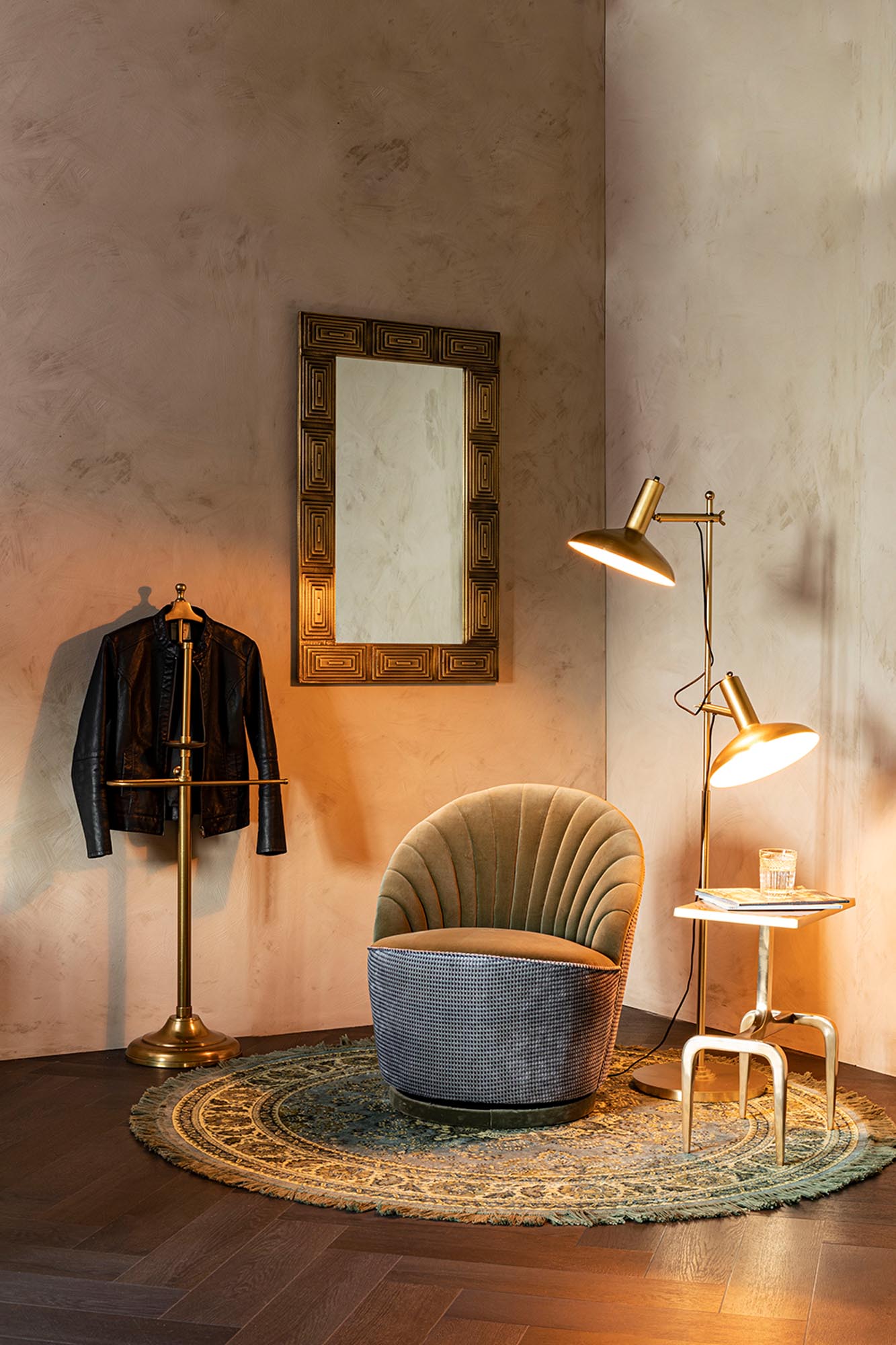 Eleganter Spiegel VOLAN von Dutchbone mit goldenem Metallrahmen. Hochwertiges Glas für klare Reflexion und einfache Montage. Perfekt für stilvolle Räume.