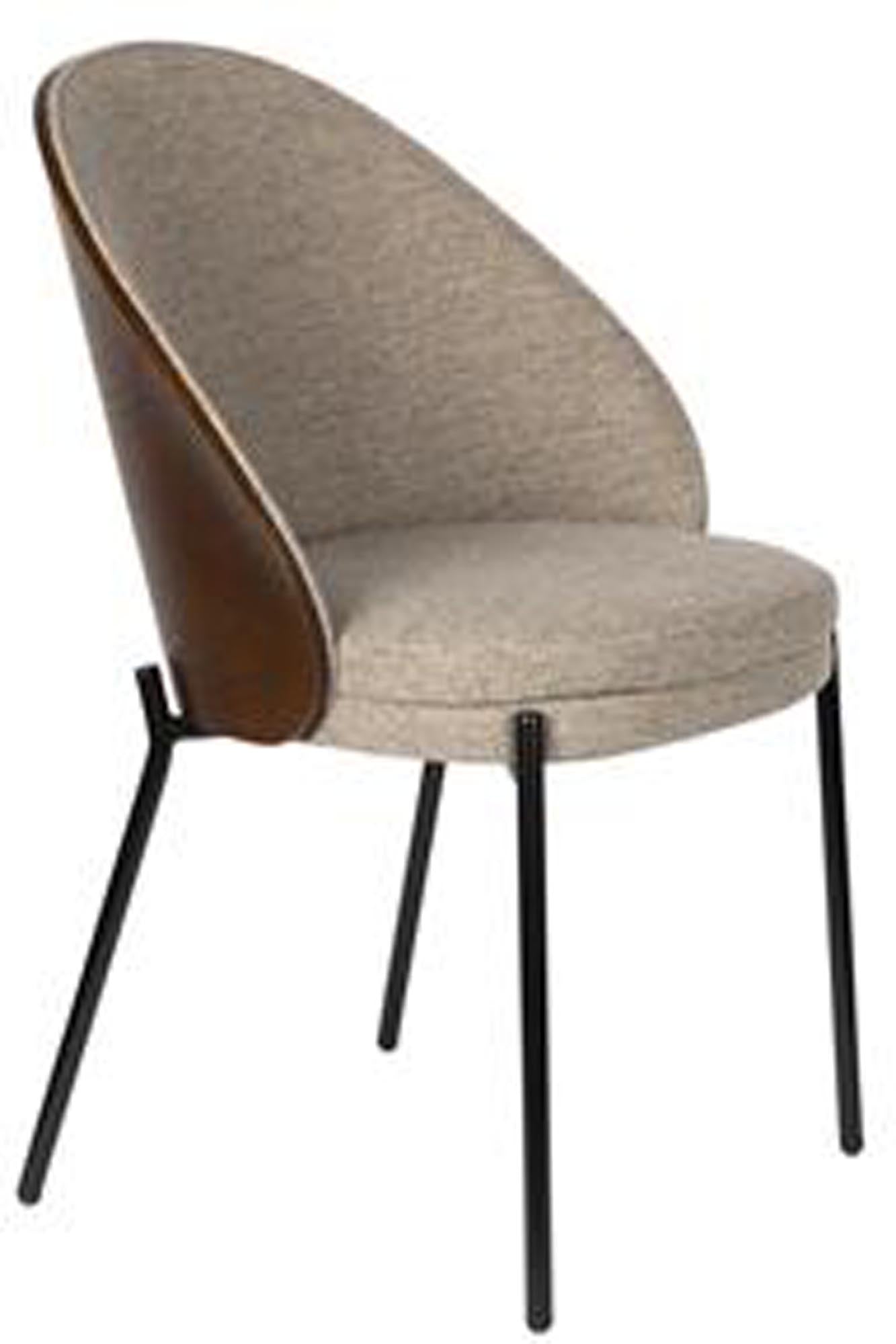 Entdecken Sie den Stuhl Rodin von Dutchbone: stilvoller Schalenstuhl mit hochwertigem Bezug, stabilen Eschenholzbeinen und modernem Flair für Ihr Zuhause.