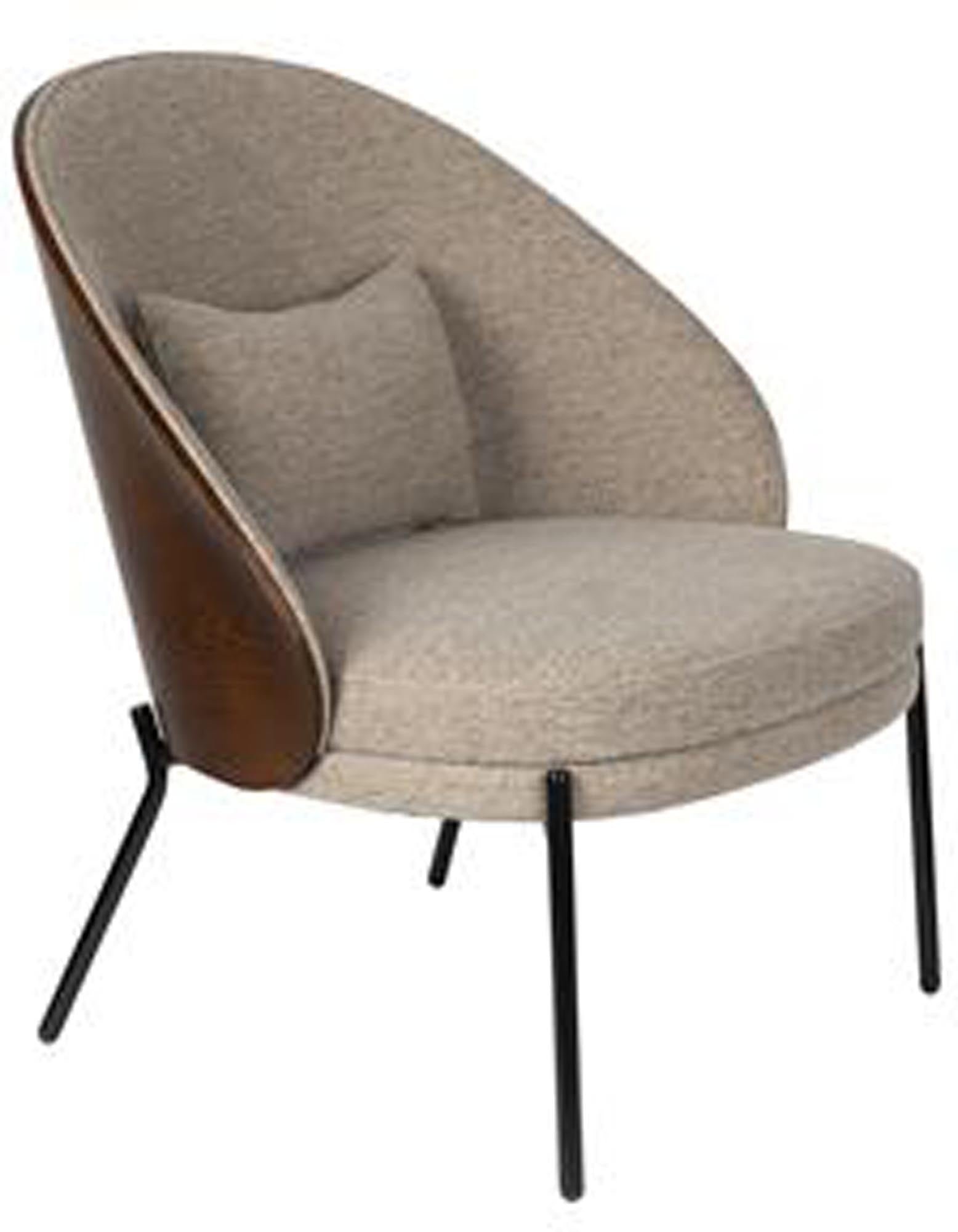 Entdecken Sie den stilvollen Sessel Rodin von Dutchbone: Beige/Braun, mit hochwertigem Polyesterbezug, stabilen Eschenholzrahmen und eleganten Metallbeinen.