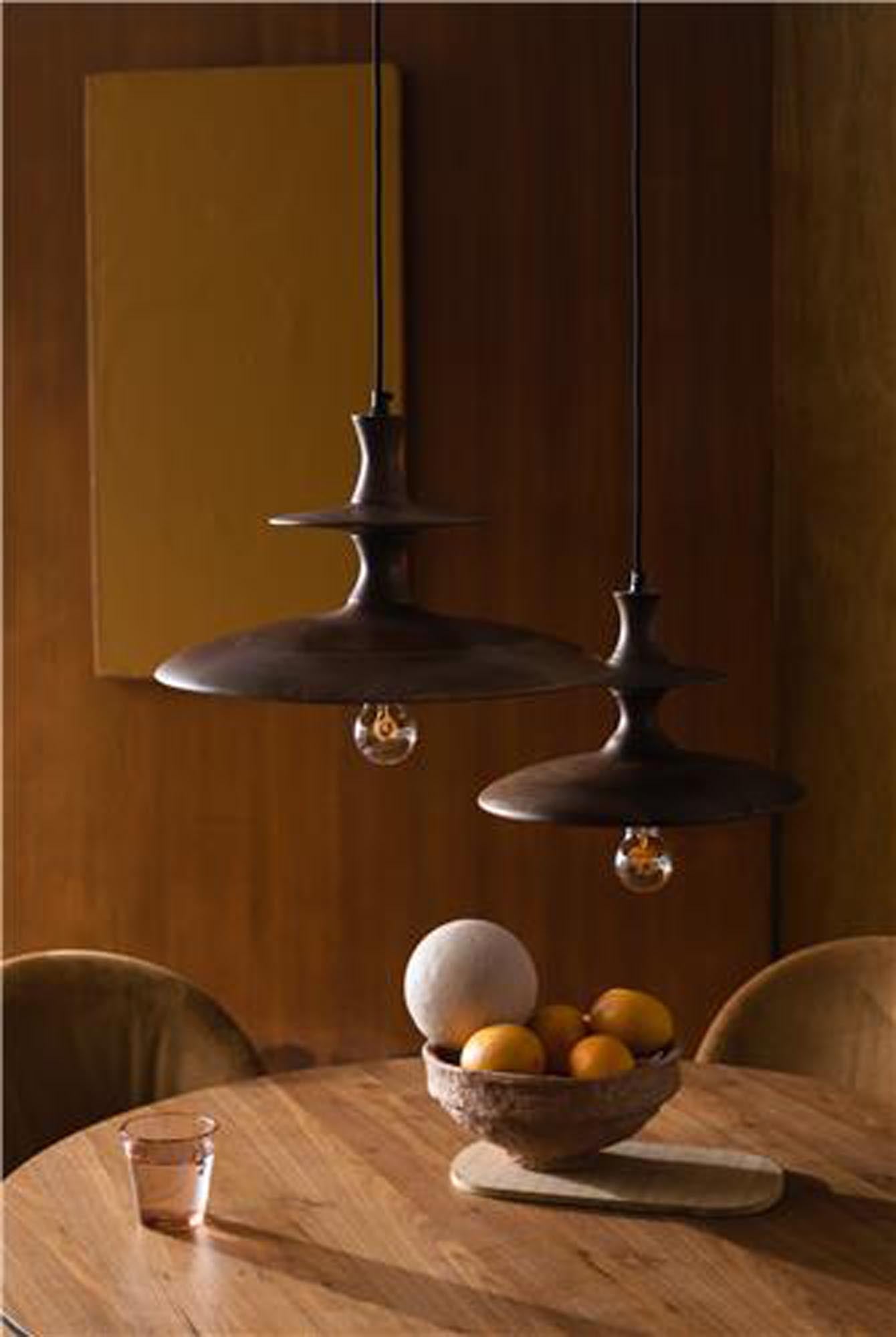 Die stilvolle Pendelleuchte CATH L von Dutchbone vereint edles Walnussholz und Mangoholz in einem nachhaltigen, zeitlosen Design für jeden Raum.