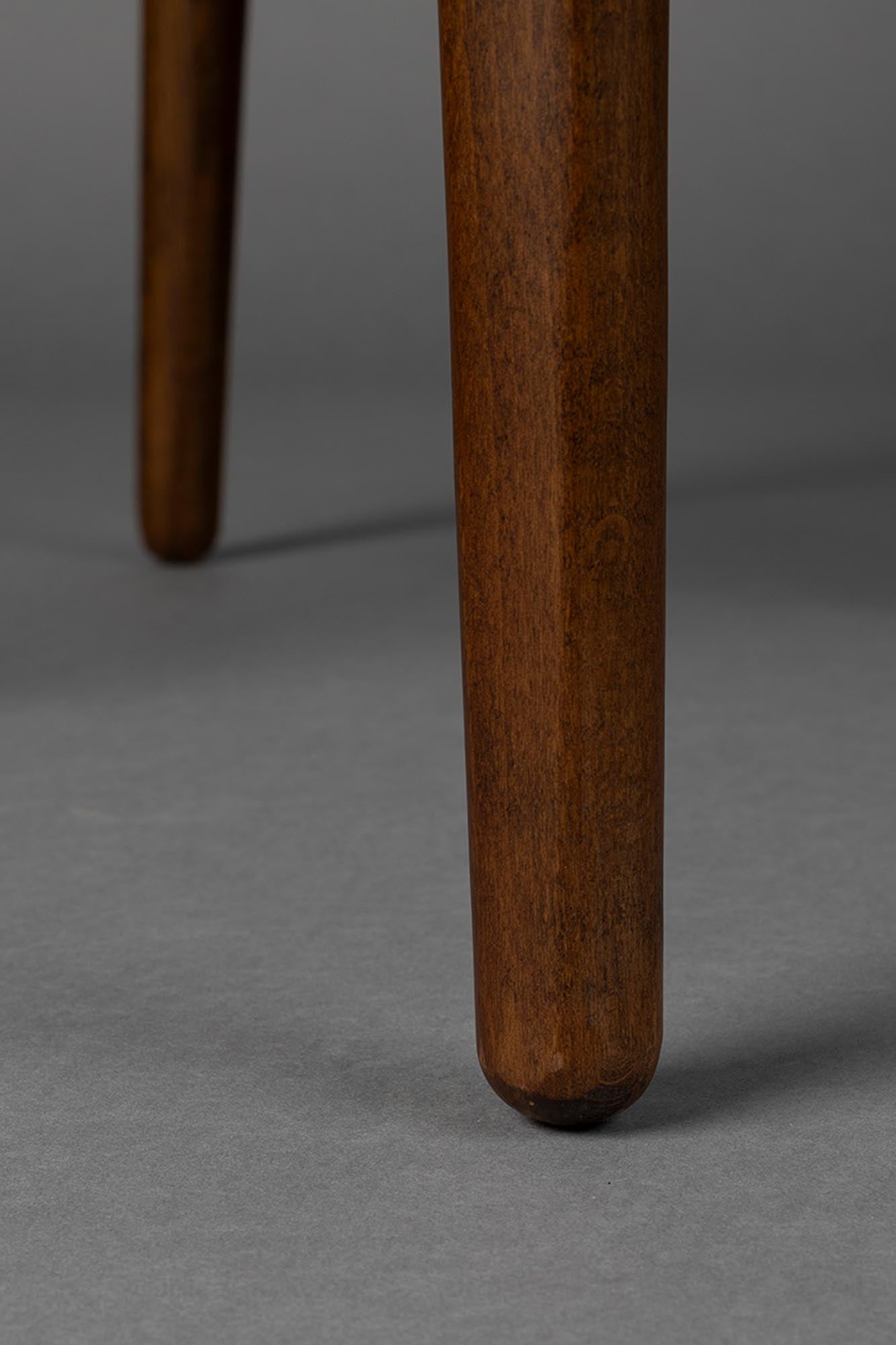 Entdecken Sie den Stuhl Cecile von Dutchbone: Ein stilvolles Möbelstück mit skandinavischem Flair, hochwertigem Buchenholz und einzigartiger Strickkordel für höchsten Komfort.