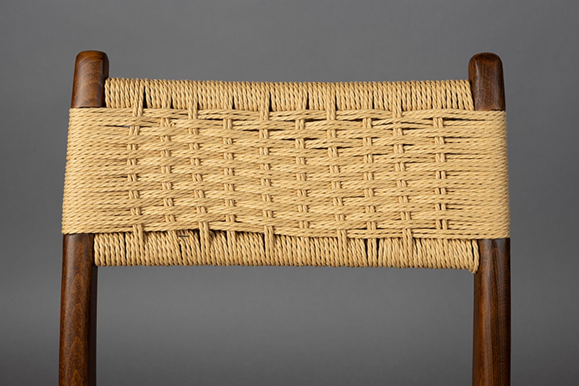 Stuhl Cecile von Dutchbone: Skandinavisches Design, Vintage-Charme, Buchenholz, Strickkordel, Komfort, vielseitig, langlebig.