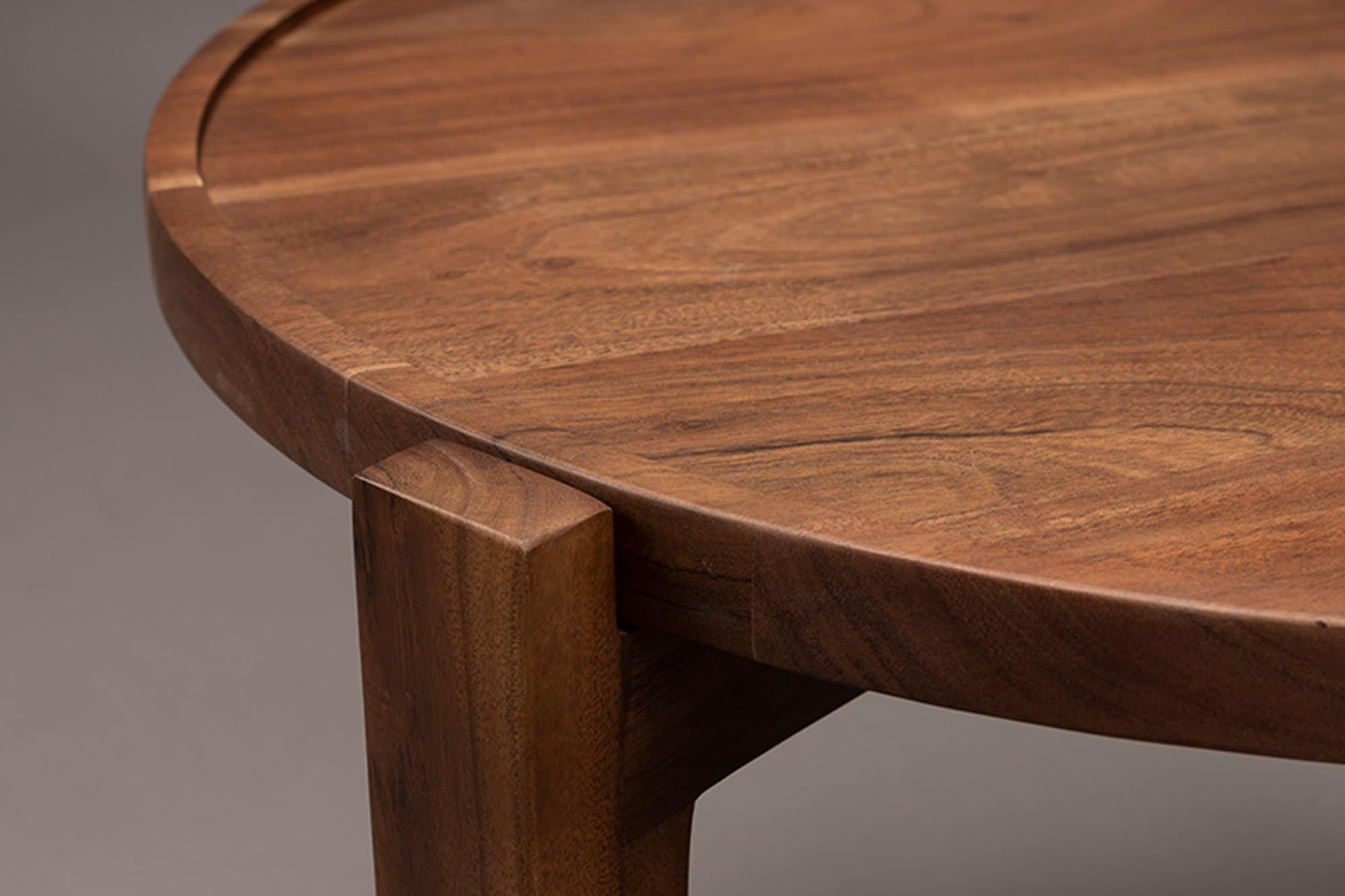 Stilvoller Dutchbone Shane Couchtisch aus edlem Holz und Metall.