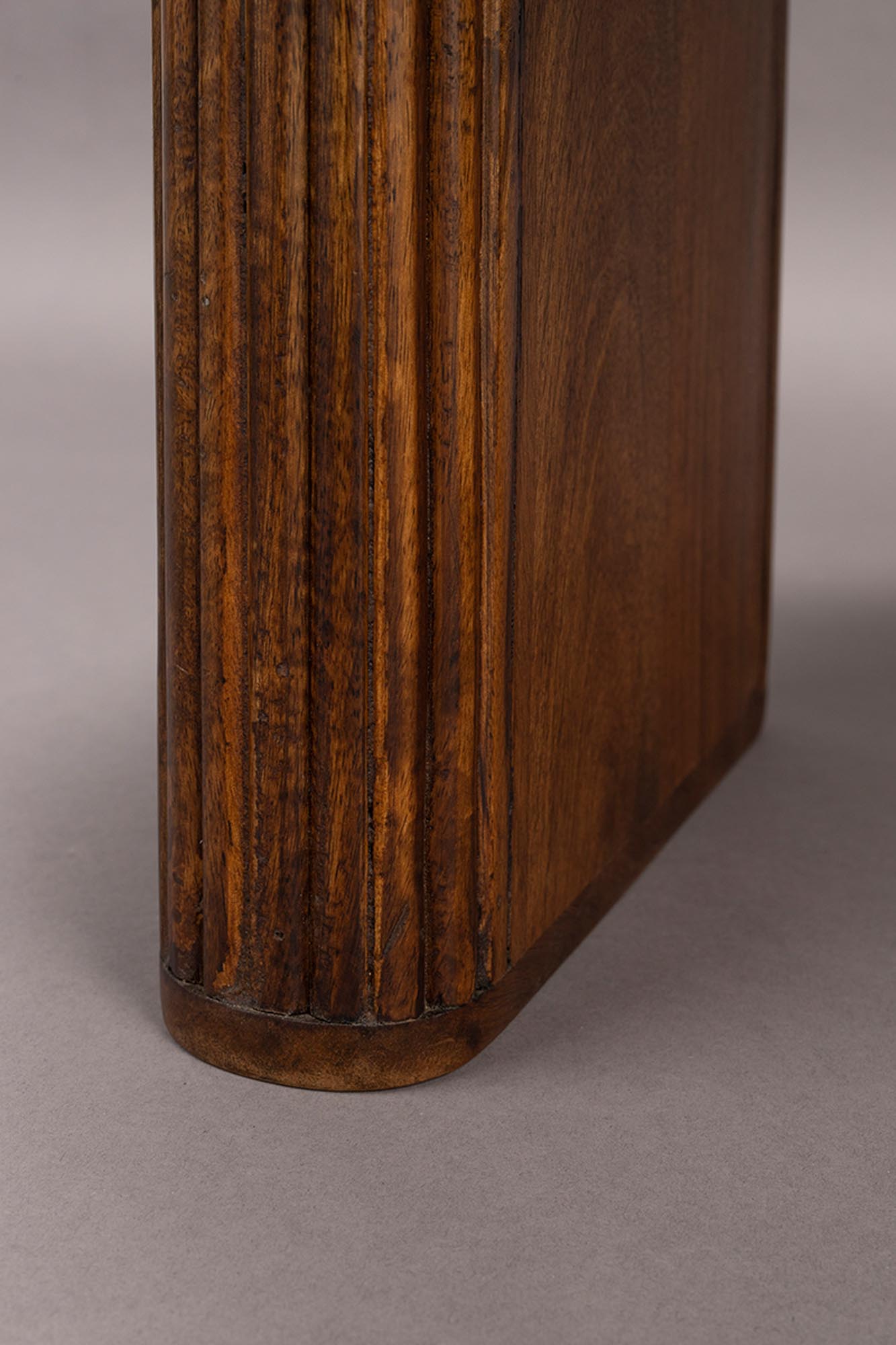 Entdecken Sie den Coffee Table Tilon von Dutchbone: Einzigartiges Mangoholz trifft auf modernes Design für Ihr stilvolles Wohnzimmer.