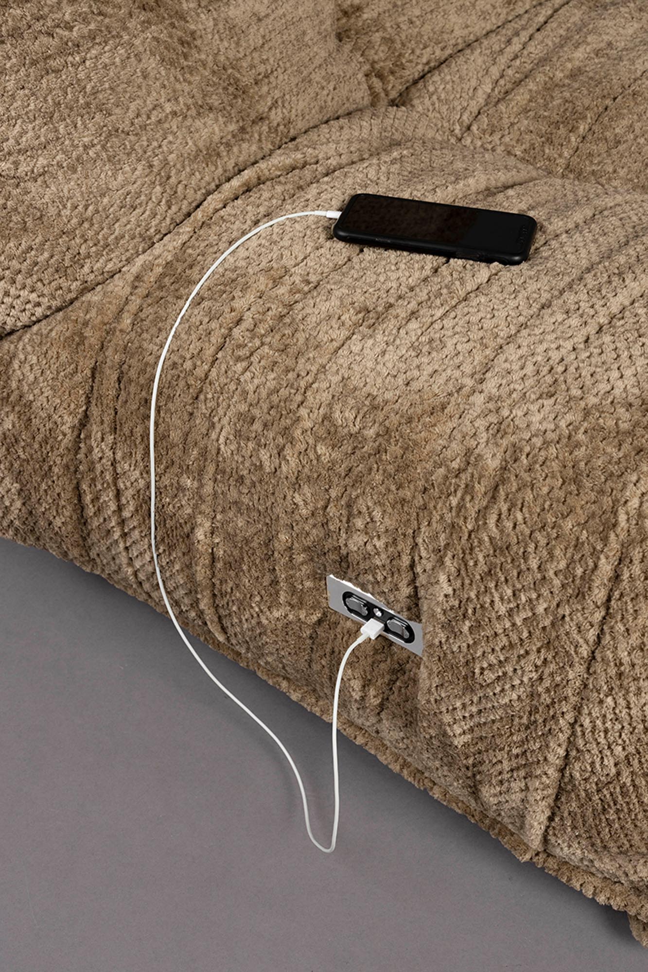 Genieße stilvolle Entspannung im Hamilton Loungesessel von Dutchbone – ein moderner Recliner mit anpassbarer Rückenlehne und luxuriöser Polsterung.