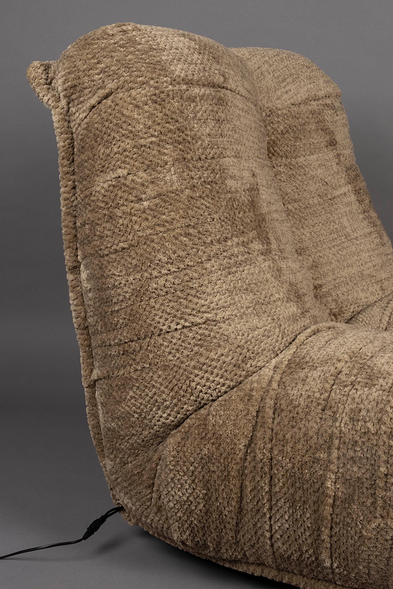 Erlebe den Hamilton Loungesessel von Dutchbone – ein eleganter Recliner, der mit verstellbarer Rückenlehne und weicher Polsterung für ultimativen Komfort sorgt.