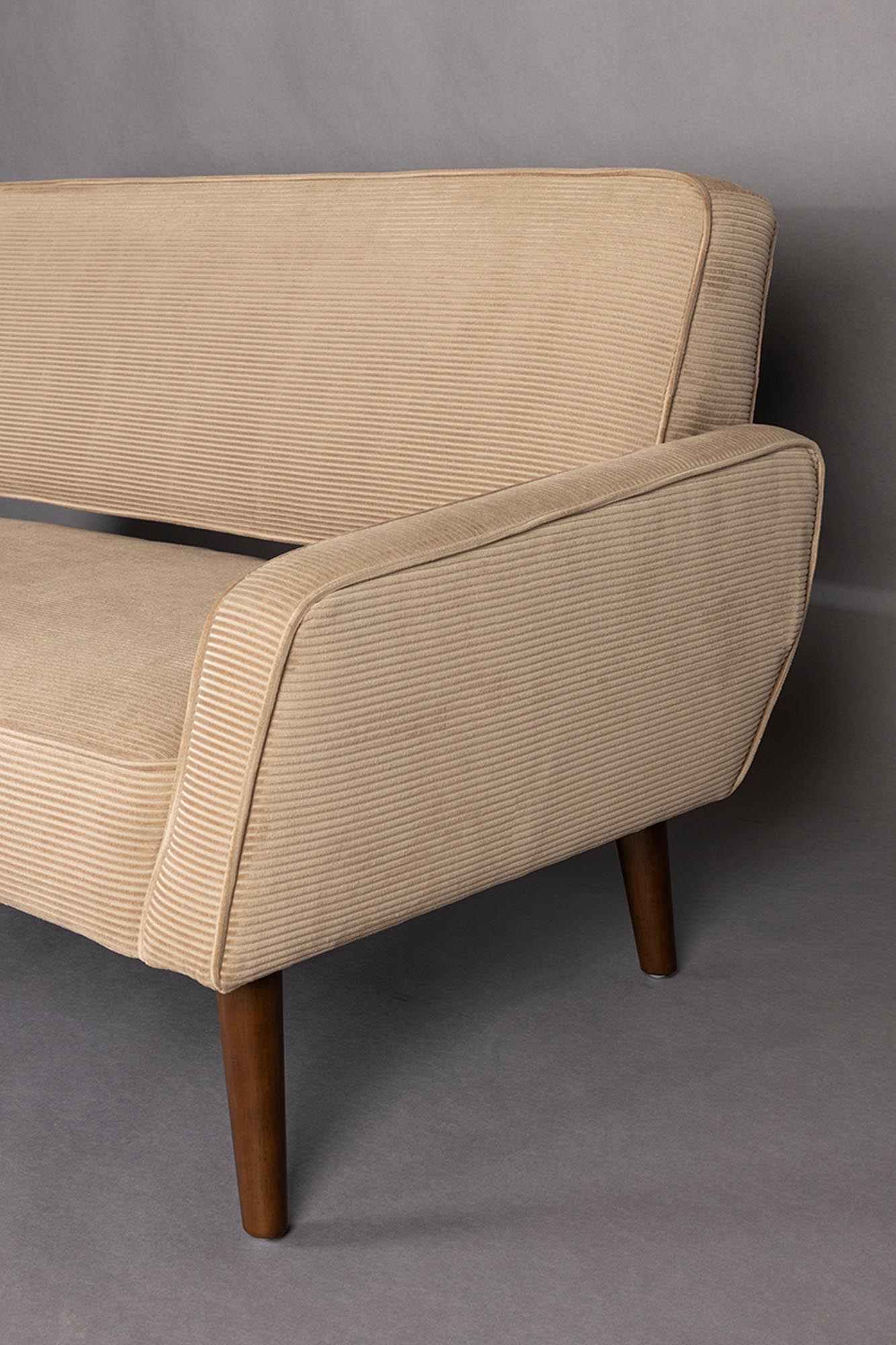 Dutchbone Sofa Preston: Beiges Design mit markanten Holzdetails.