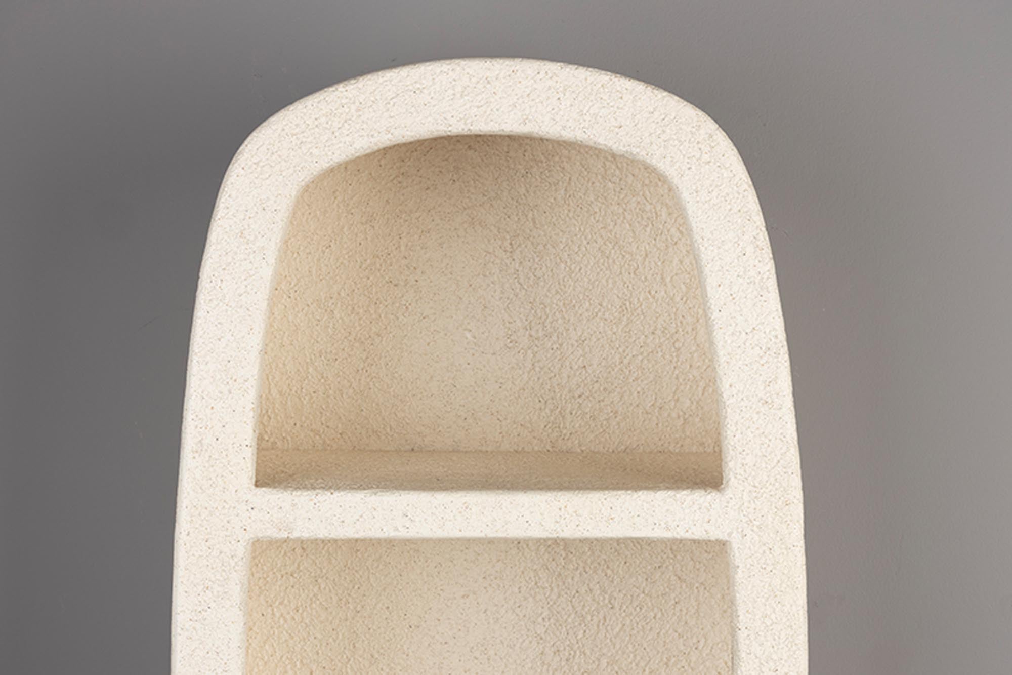 Entdecken Sie das Wandregal Veda 2 Shelves von Dutchbone – ein stilvolles Möbelstück aus recyceltem Marmor und MDF, ideal für Ihre Wandgestaltung.