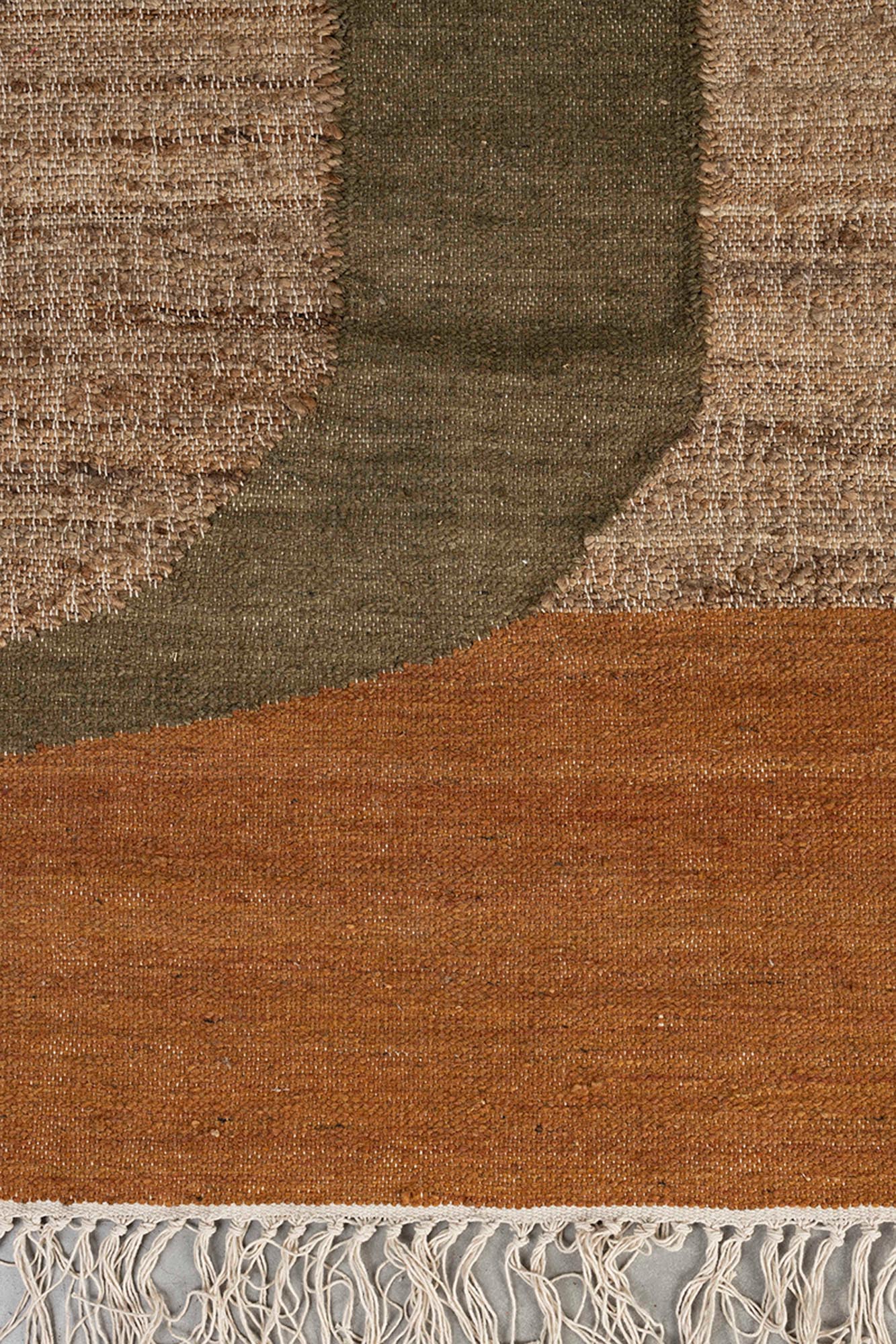 Handgewebter Teppich Pavilion von Dutchbone in harmonischen Grün-Braun-Tönen. Nachhaltig, pflegeleicht und ideal für jeden Raum.