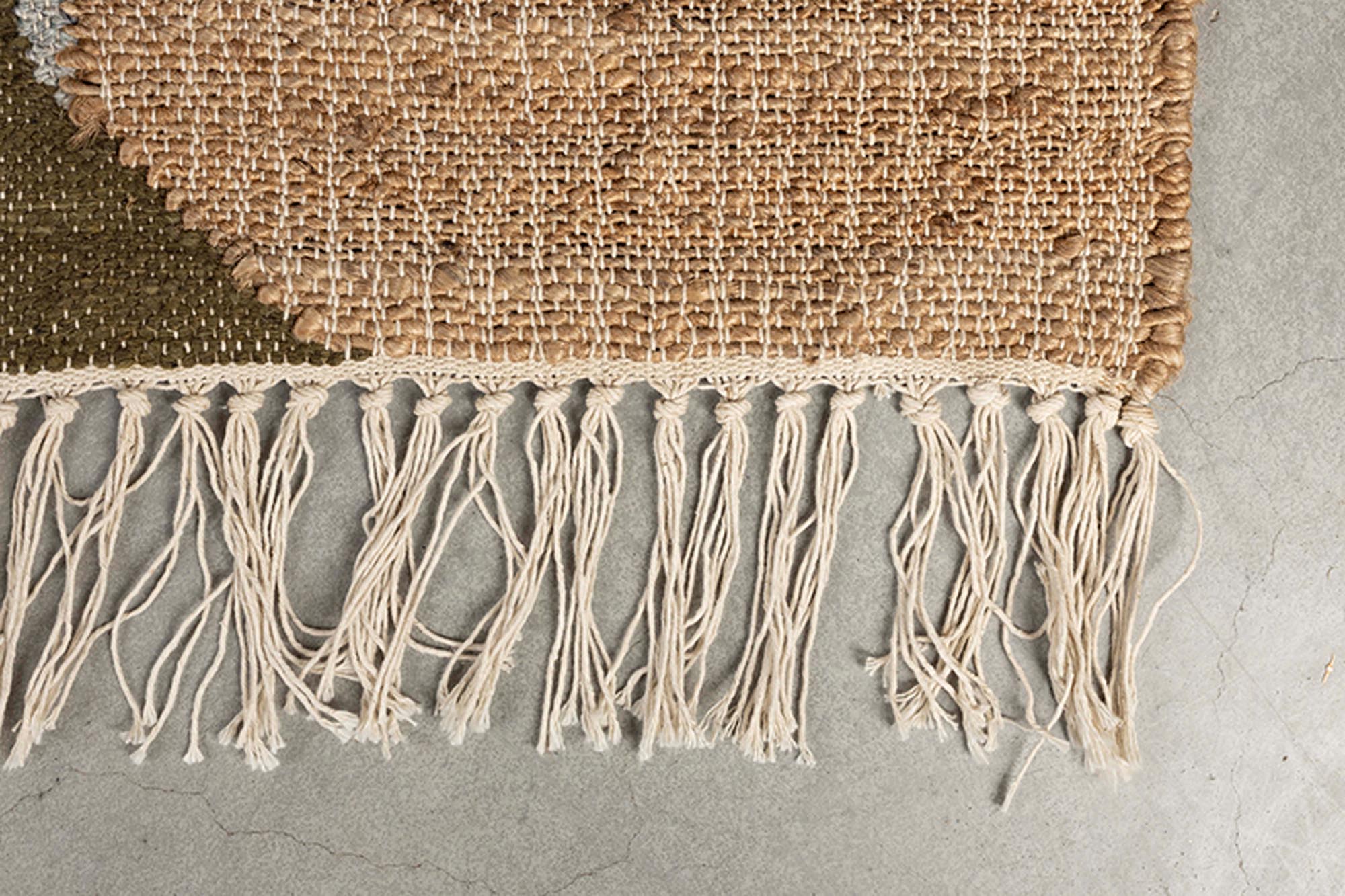 Entdecken Sie den Carpet Pavilion von Dutchbone: Handgewebter Teppich in harmonischen Grün-Braun-Tönen, perfekt für stilvolle Wohnräume.