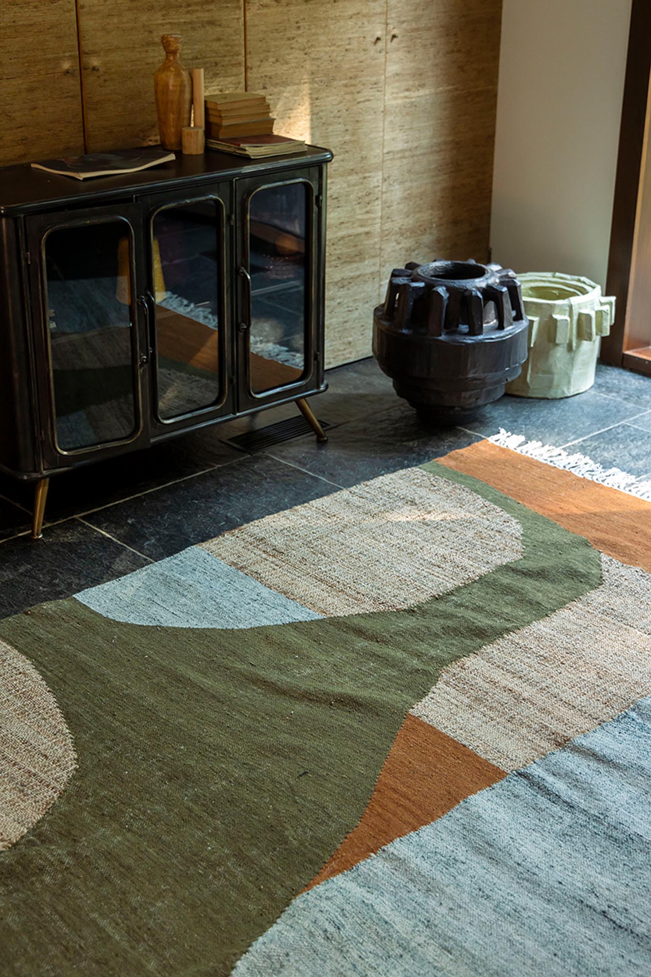 Handgewebter Teppich in Grün-Braun, aus Jute, Wolle, Baumwolle. Elegant, pflegeleicht, ideal für Wohnräume. Dutchbone Qualität.