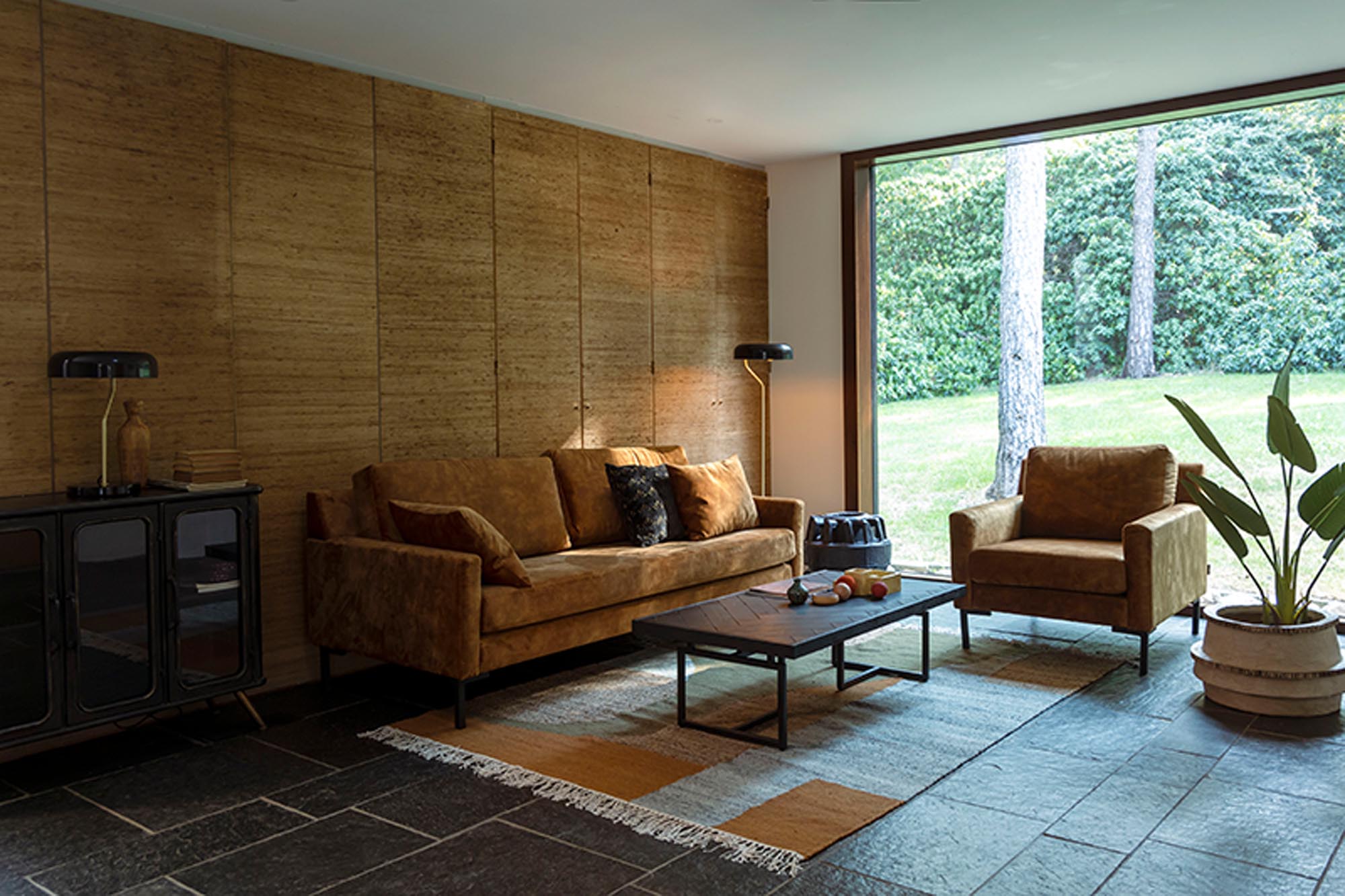 Entdecken Sie den Carpet Pavilion von Dutchbone: Ein nachhaltiger, handgewebter Teppich in harmonischen Grün-Braun-Tönen, der Eleganz und Gemütlichkeit vereint.